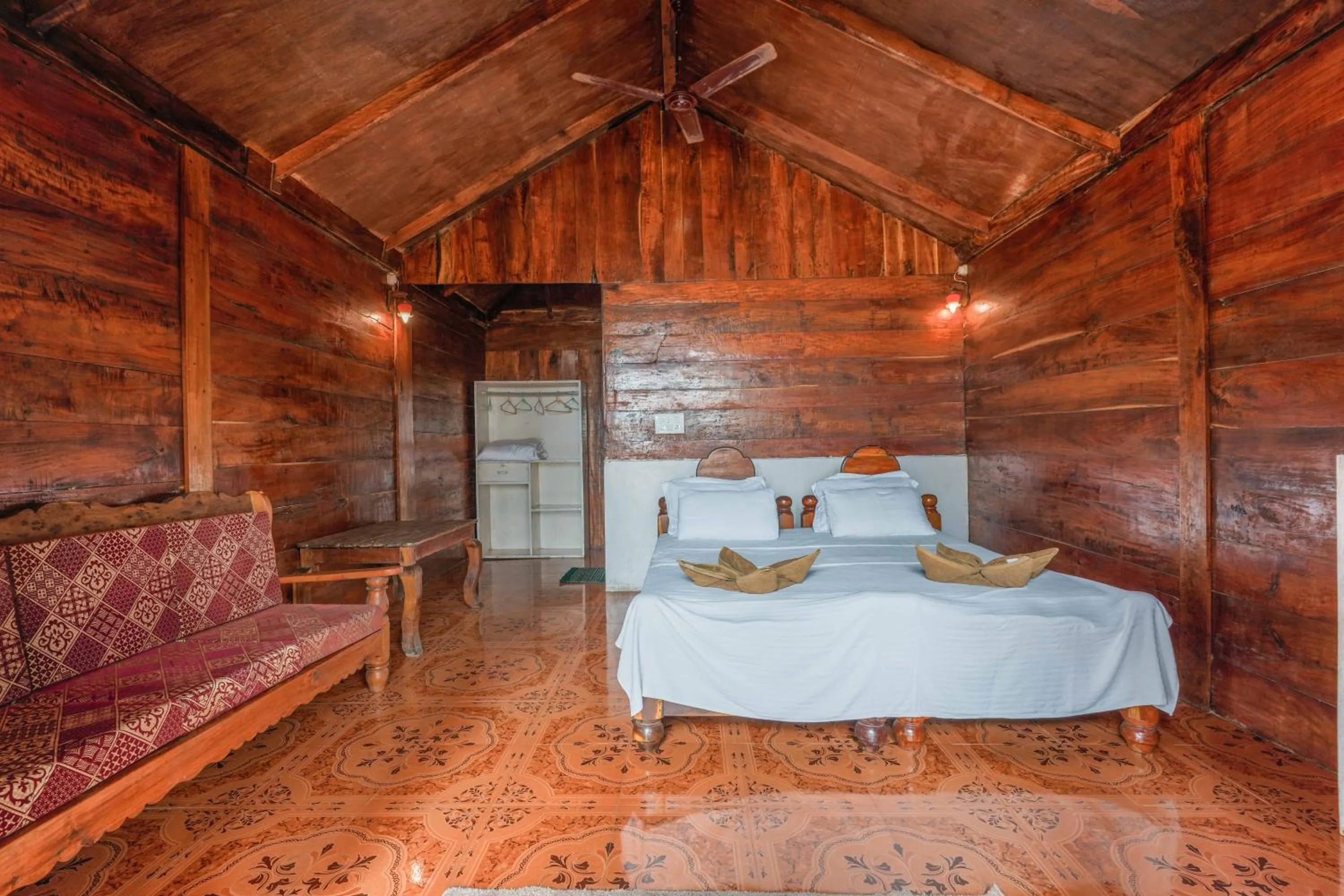Photo of the whole room, Bed in Blue Lagoon Resort Goa