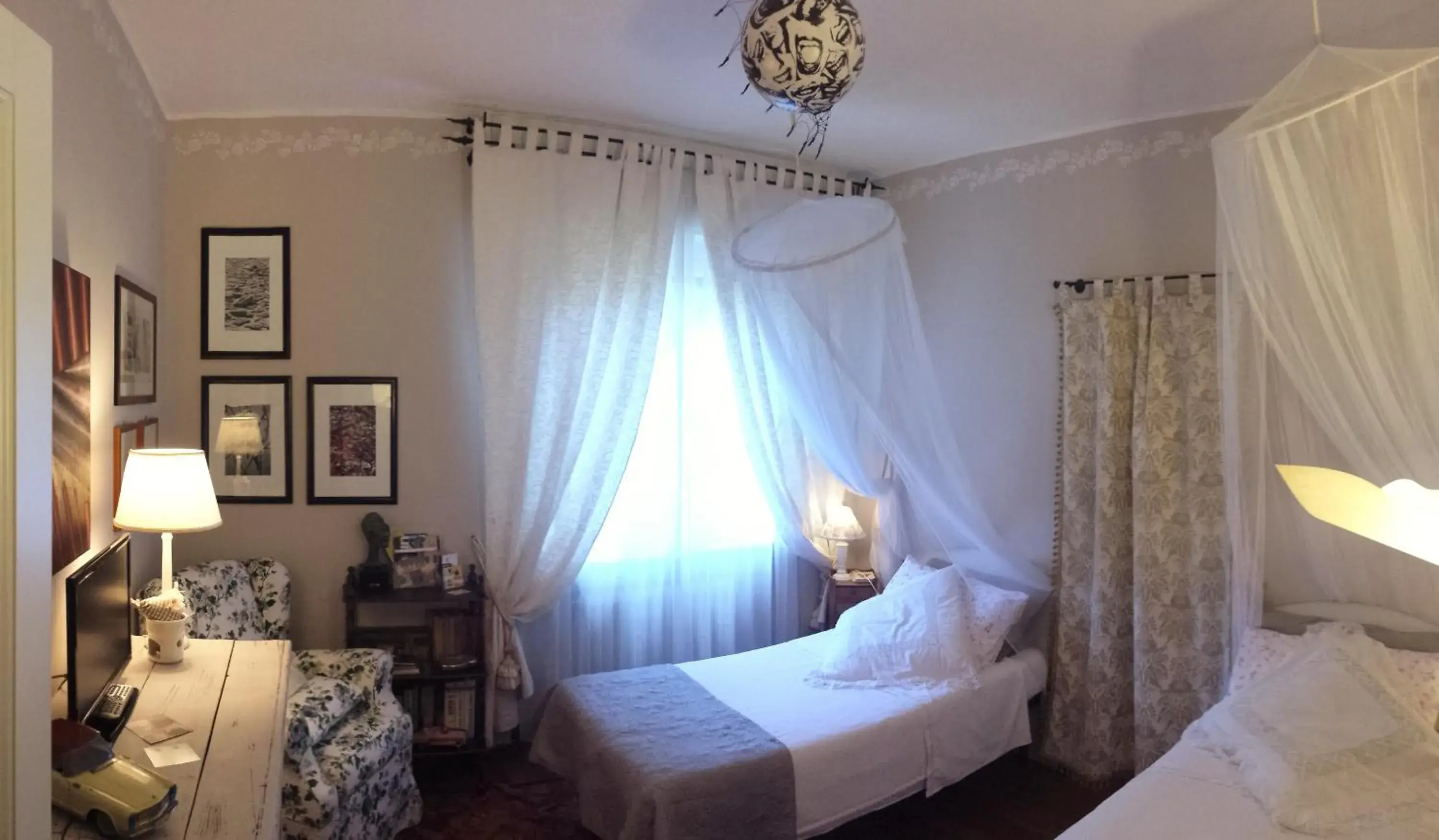Double or Twin Room with Private External Bathroom - single occupancy in Teapot House Double or Twin Room with Private External Bathroom - single occupancy in Teapot House