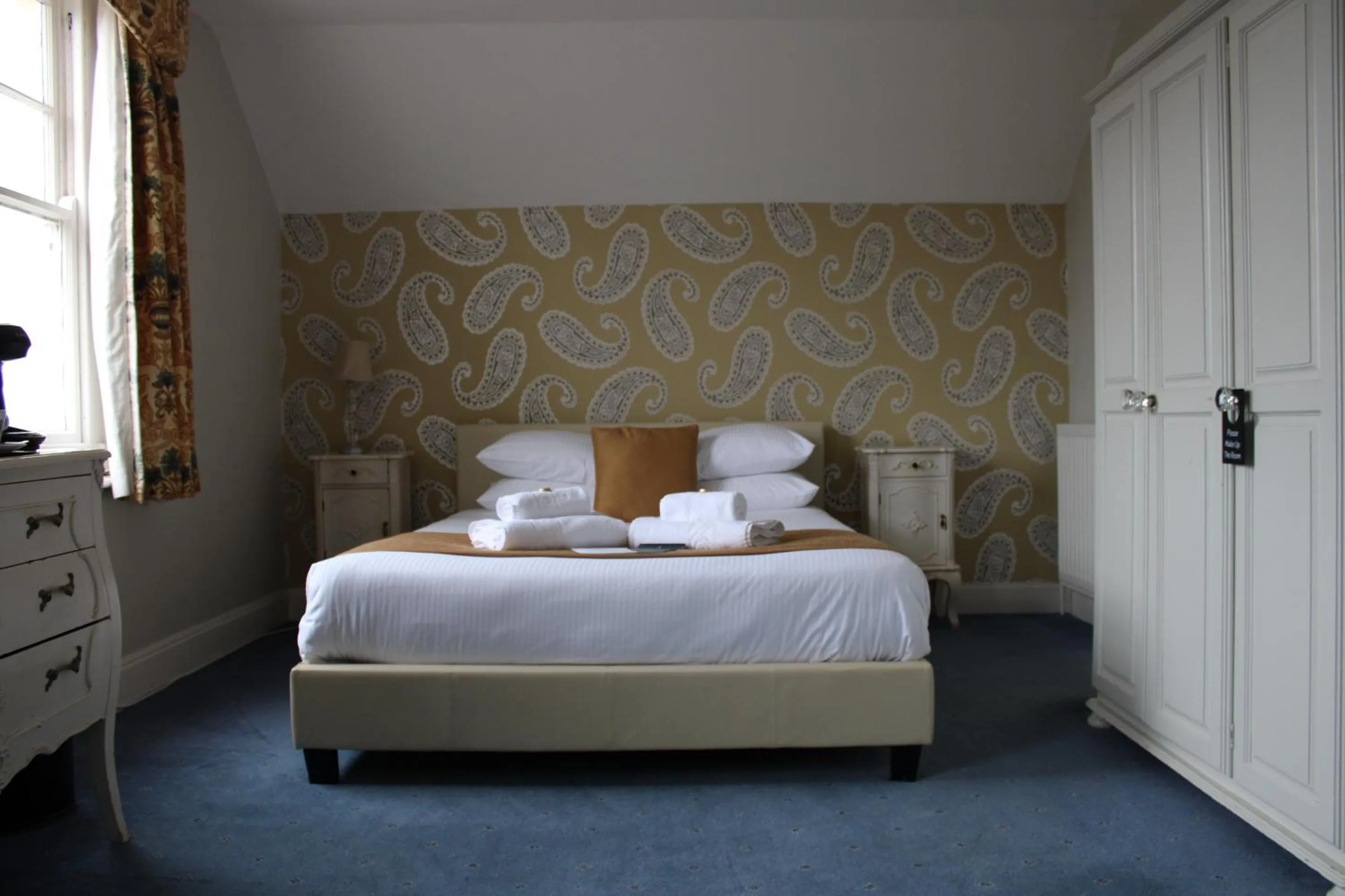 Bathroom, Bed in The Birdham Hotel & Restaurant