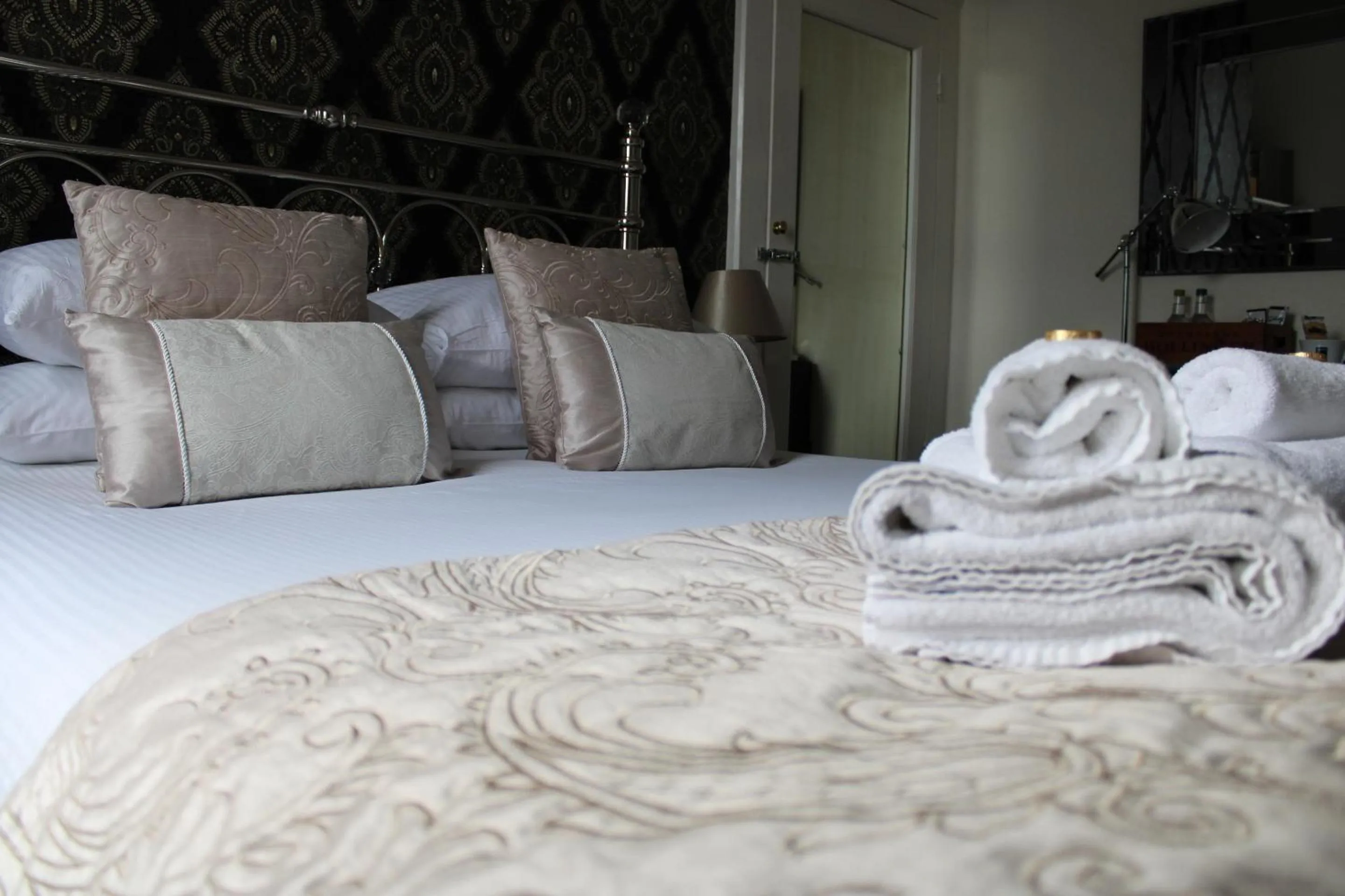 Bathroom, Bed in The Birdham Hotel & Restaurant