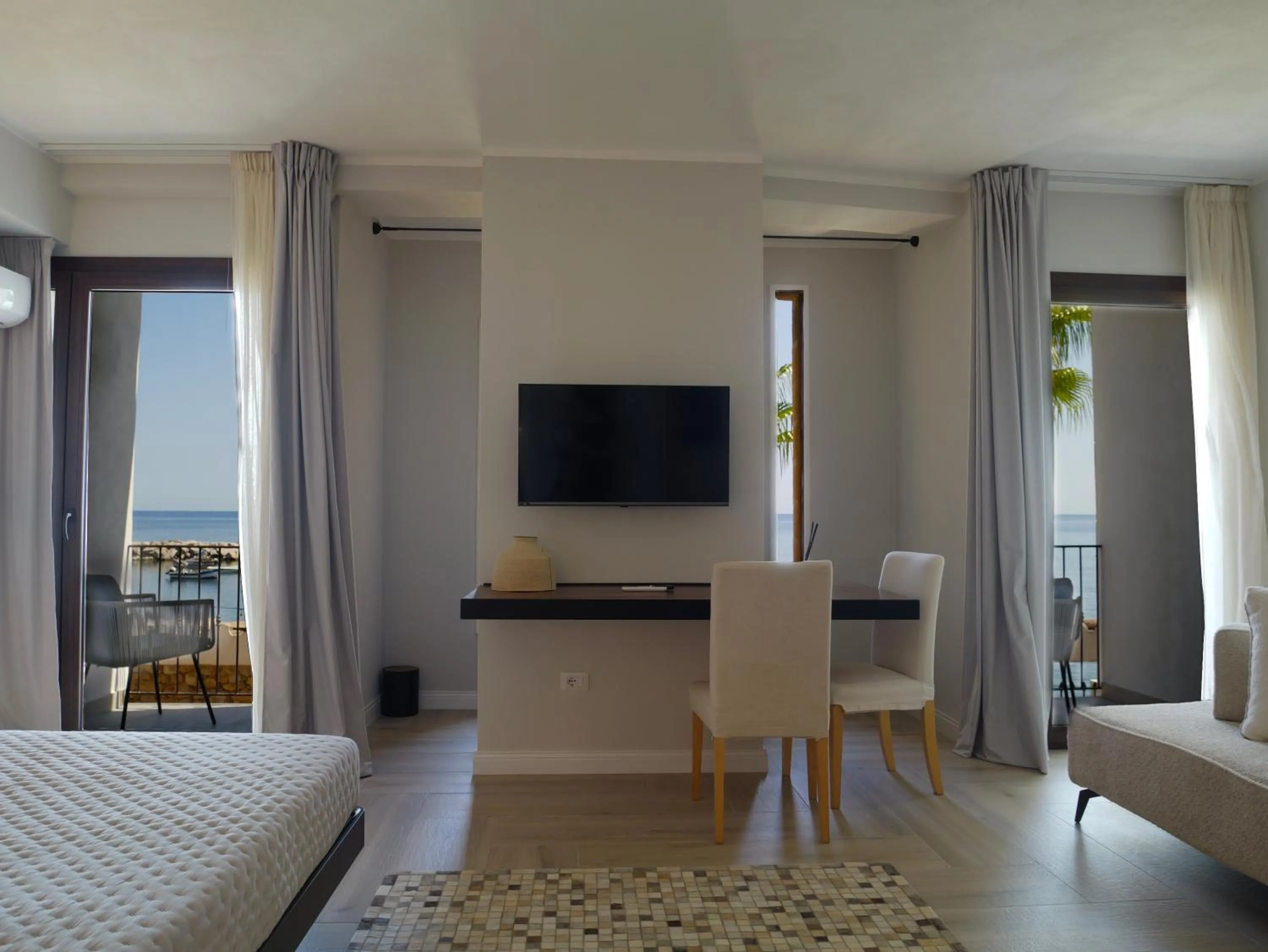 Living room, Bed in Hotel Tonnara Trabia