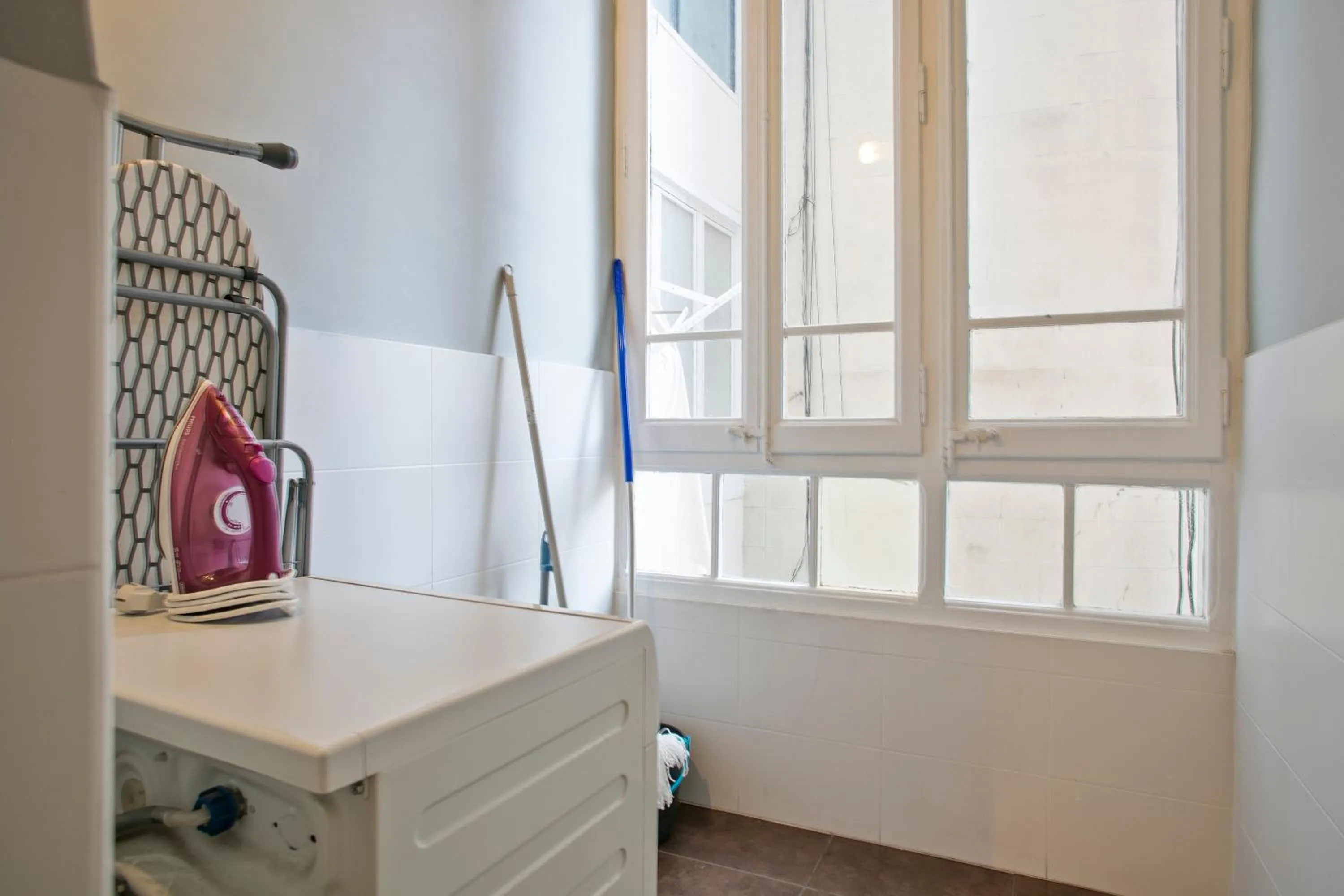 washing machine in Numa I Caja Apartments