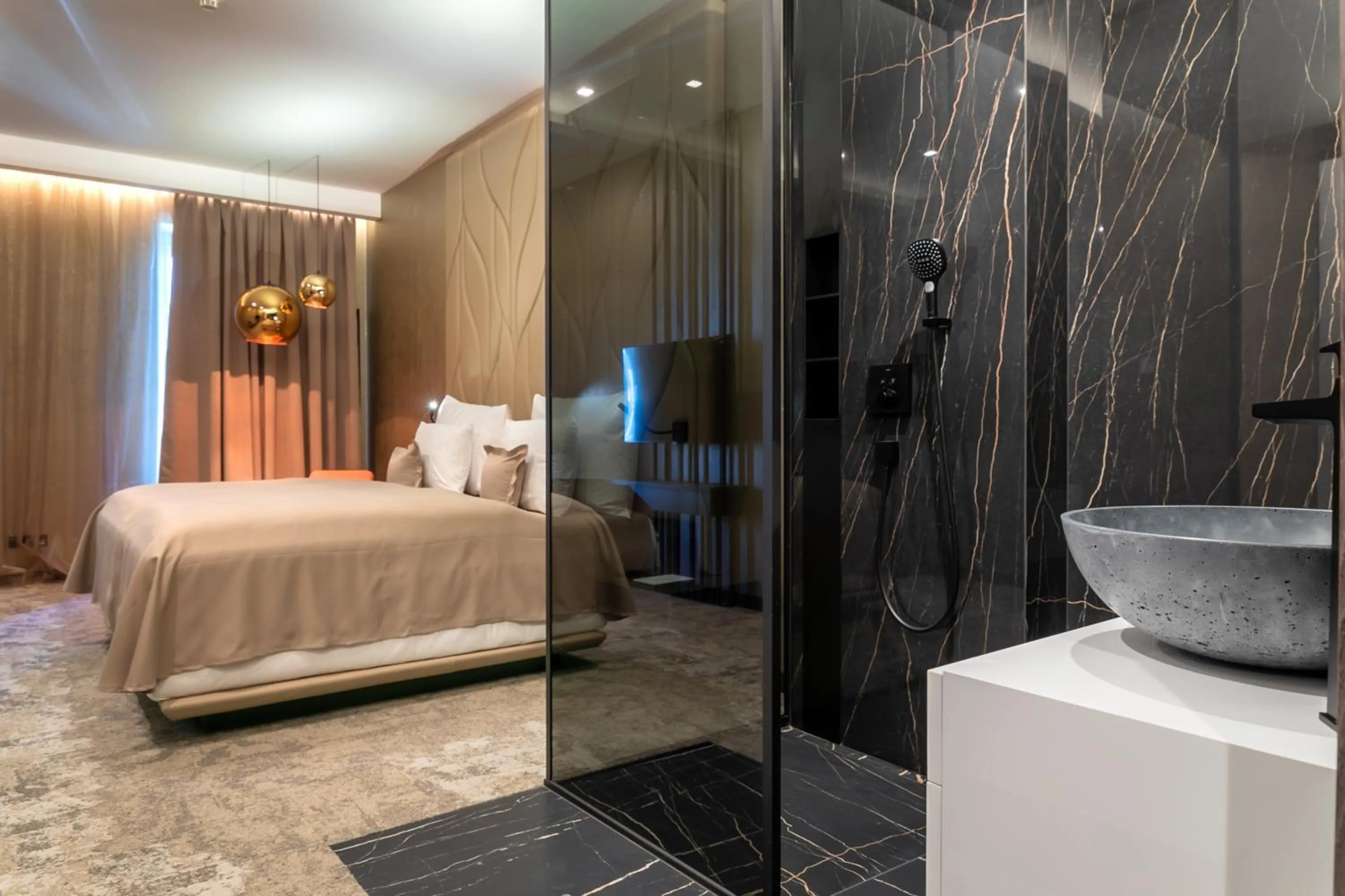 Shower, Bed in Theatre Hotel