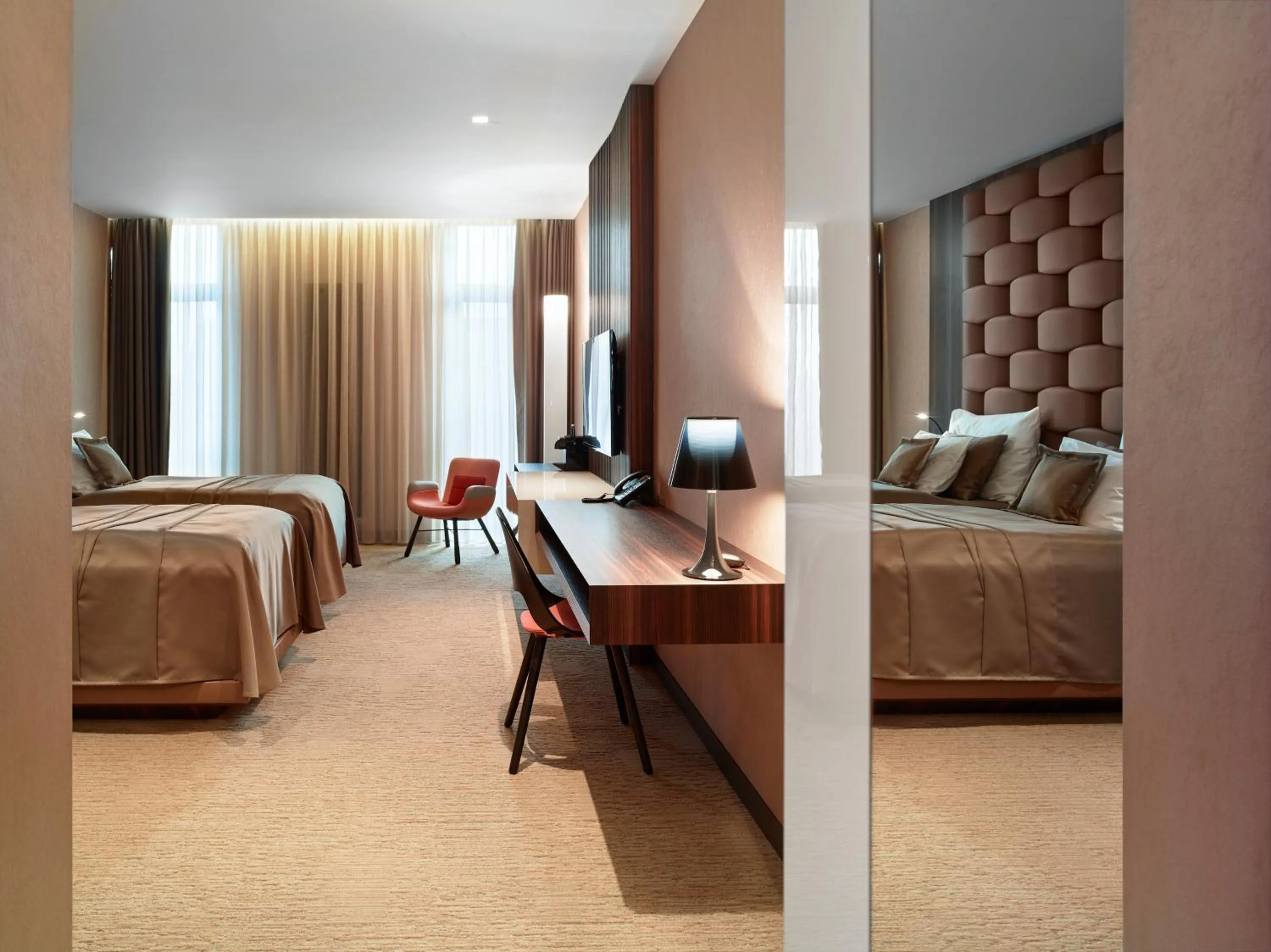 Photo of the whole room, Bed in Theatre Hotel