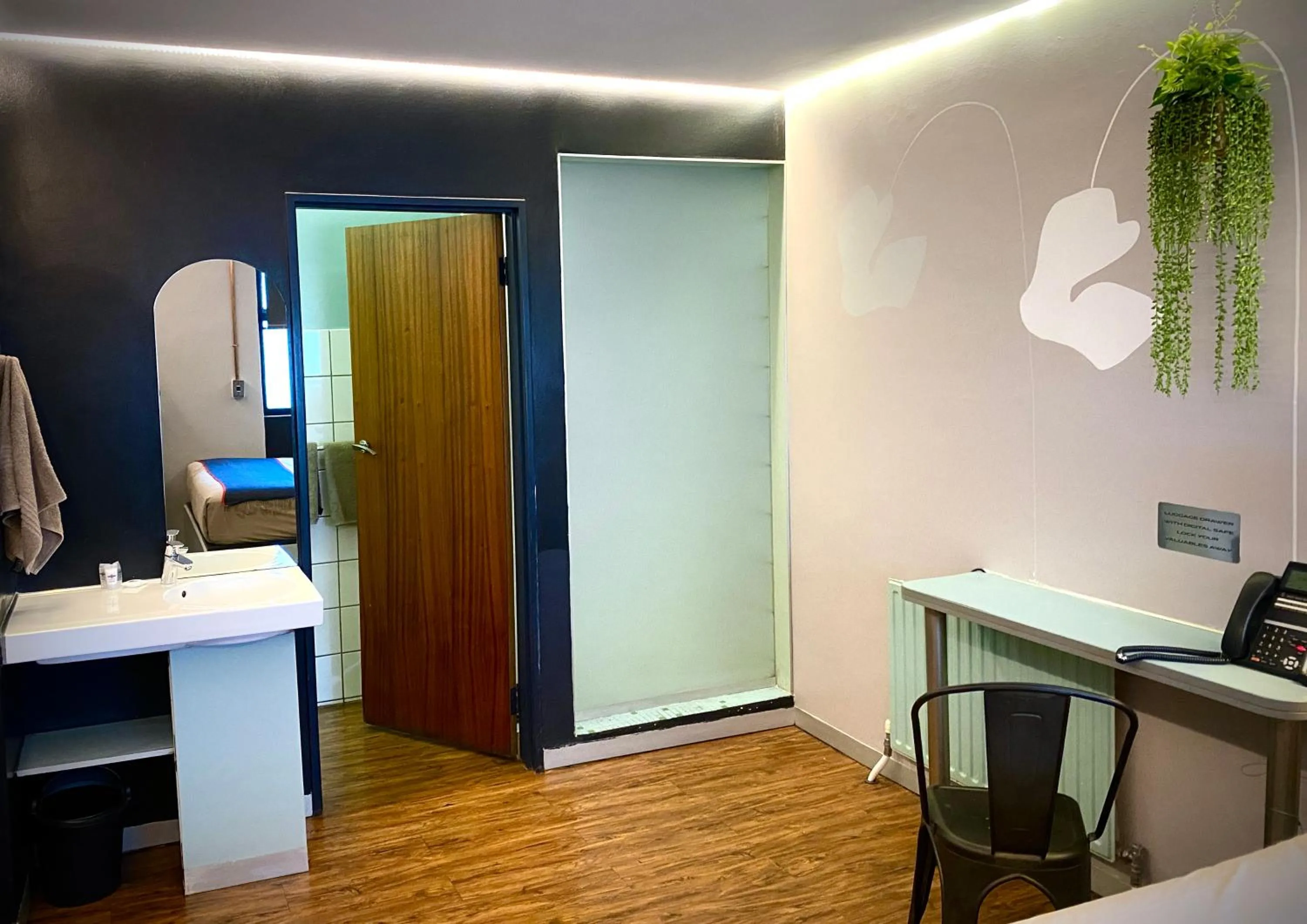 Bedroom, Bed in Bannister Hotel