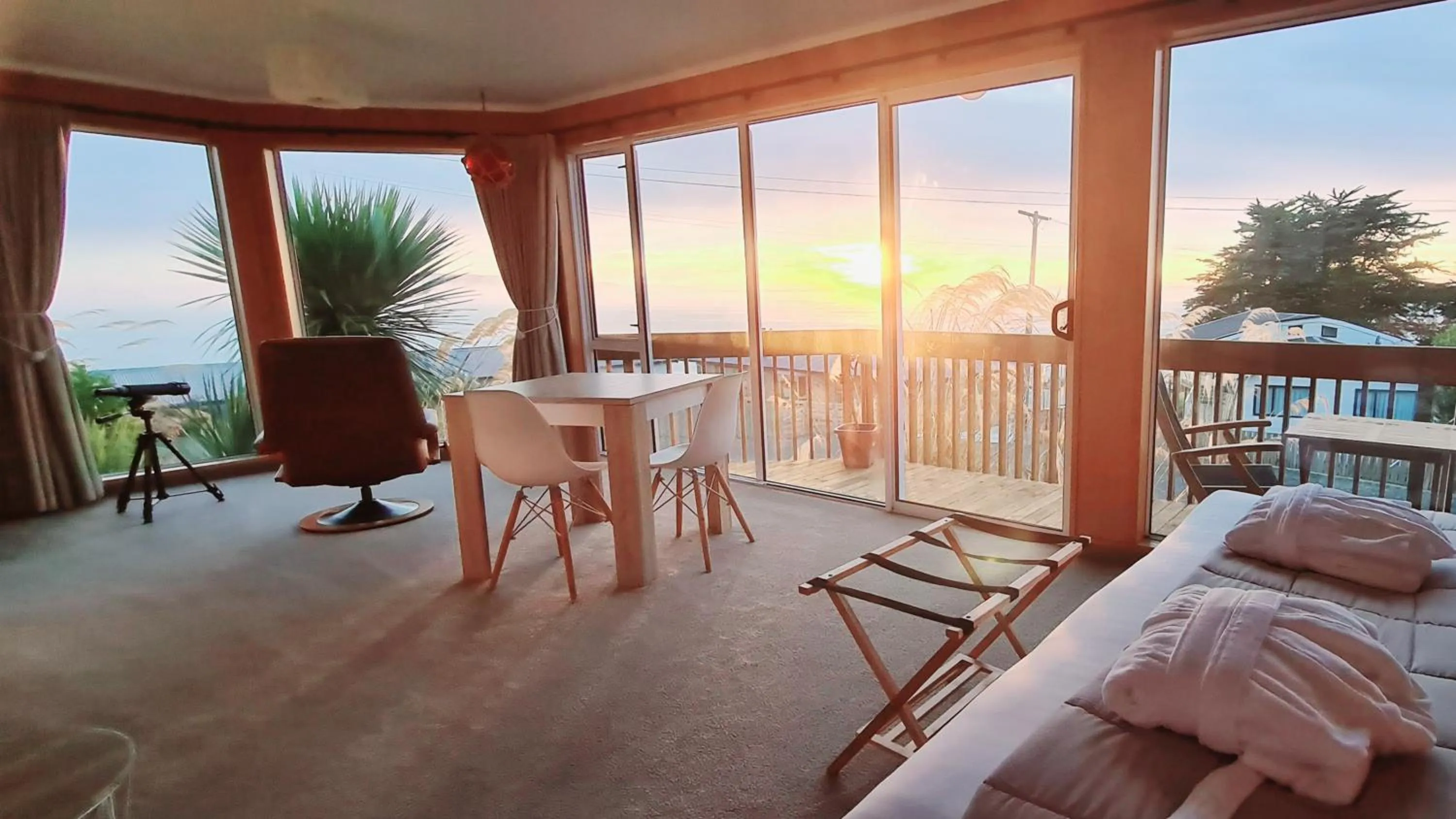 Sunrise, Bed in Kaka Point Spa Accommodation - Catlins