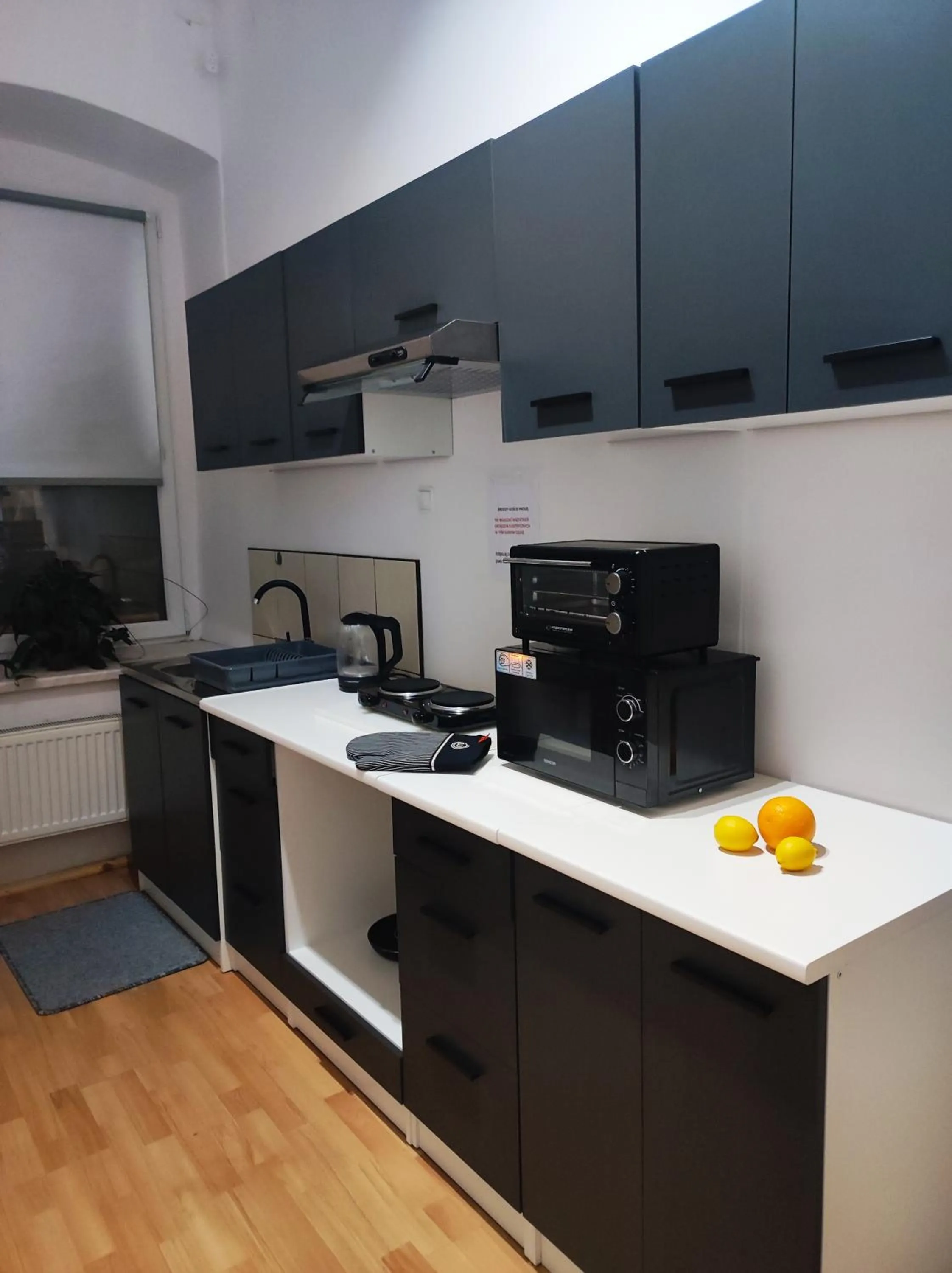 Kitchen or kitchenette in OWR Relax - Hostel położony blisko atrakcji turystycznych