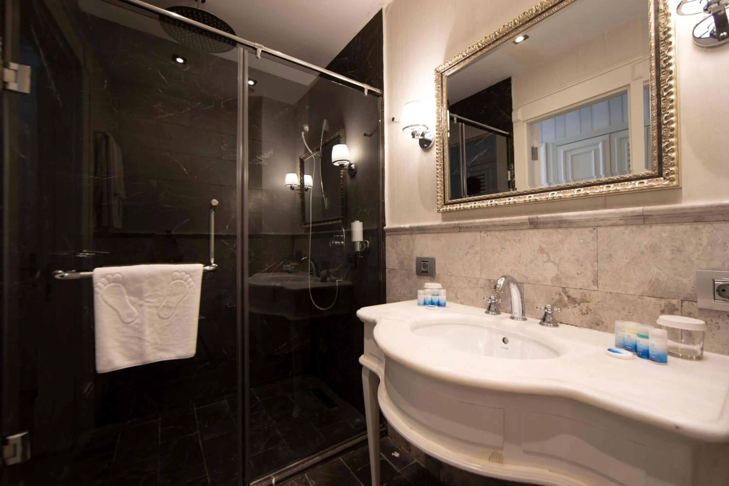 Bathroom in Sapphire City Hotel