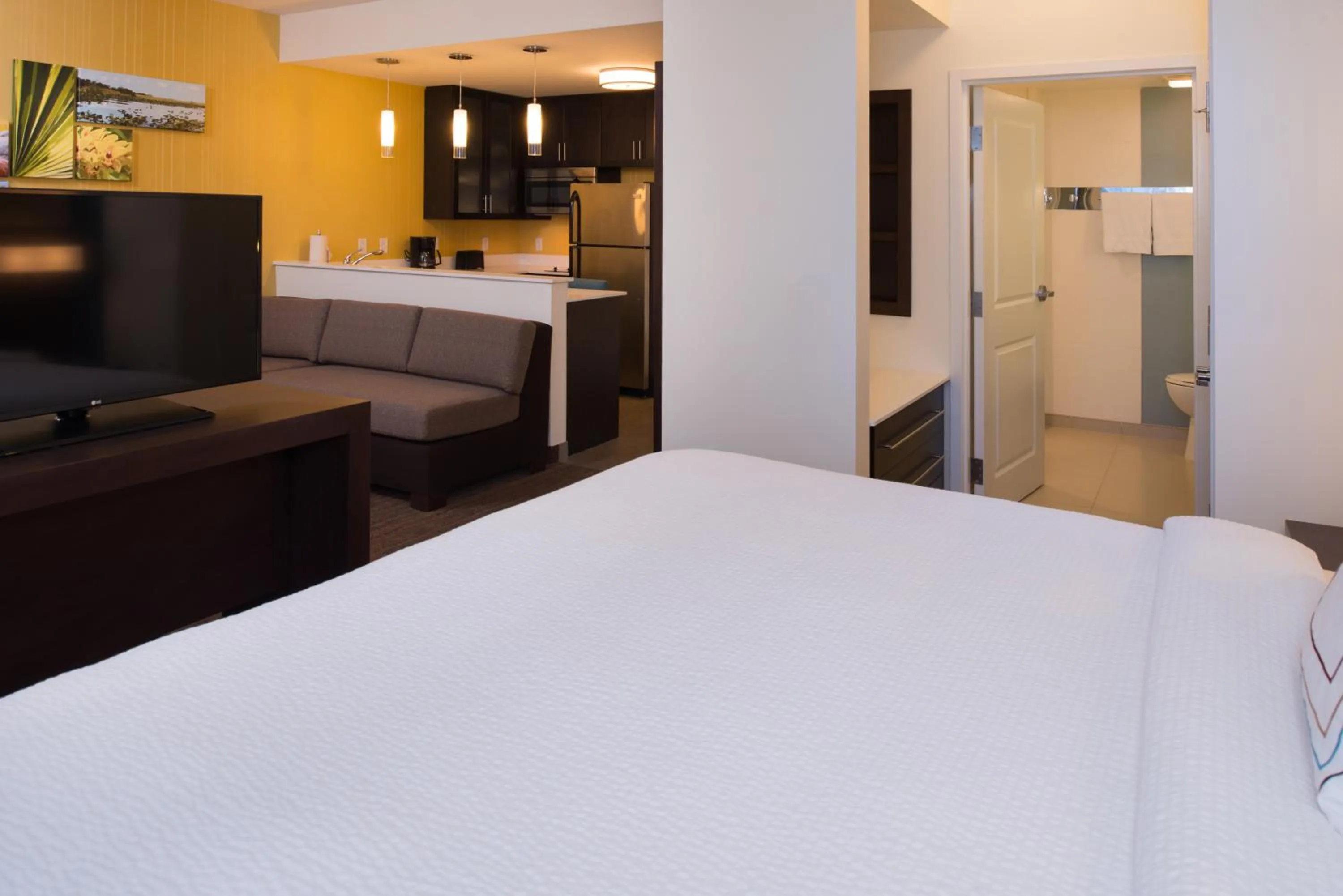 Bathroom, Bed in Residence Inn by Marriott Miami West/FL Turnpike