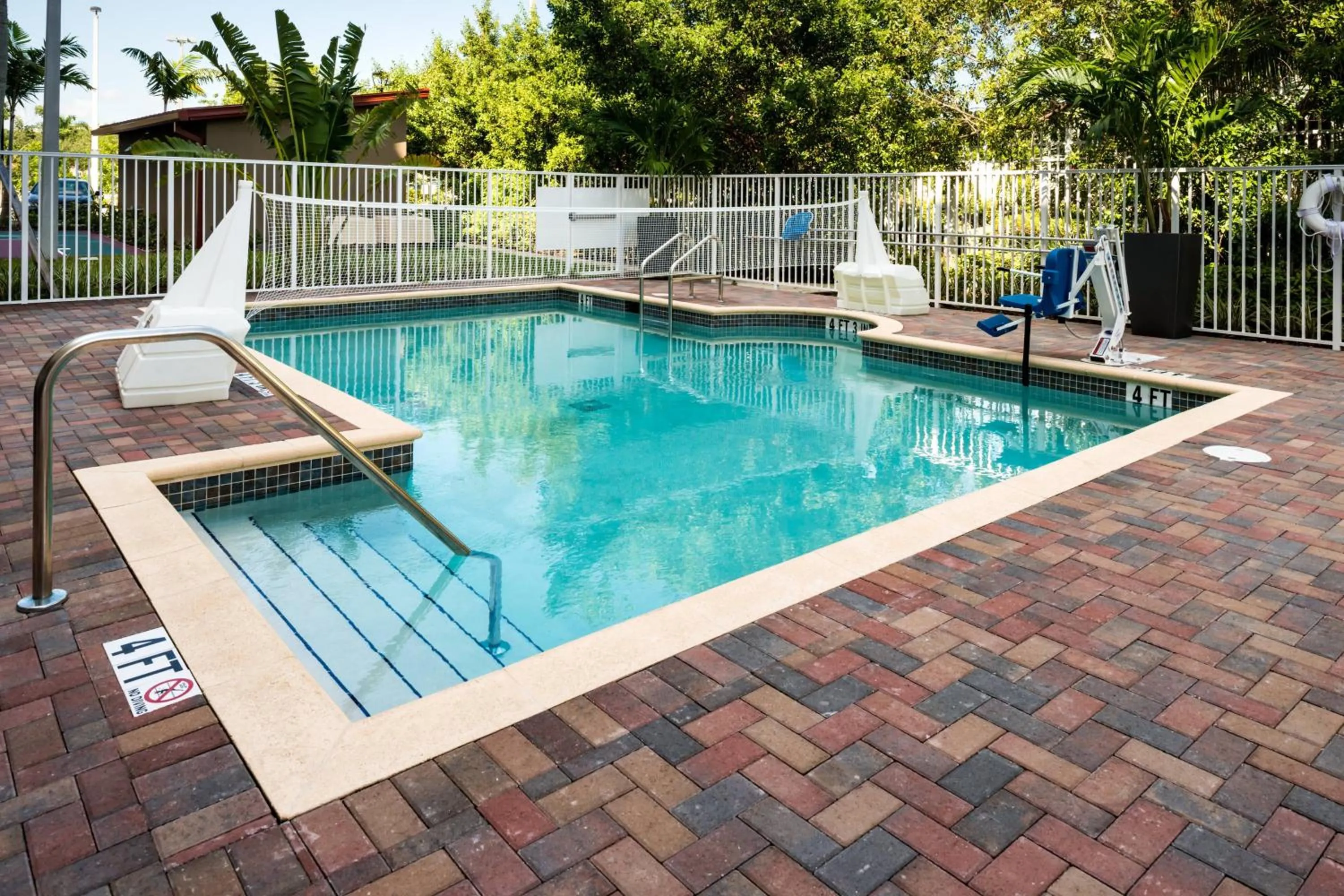 Swimming pool in Residence Inn by Marriott Miami West/FL Turnpike