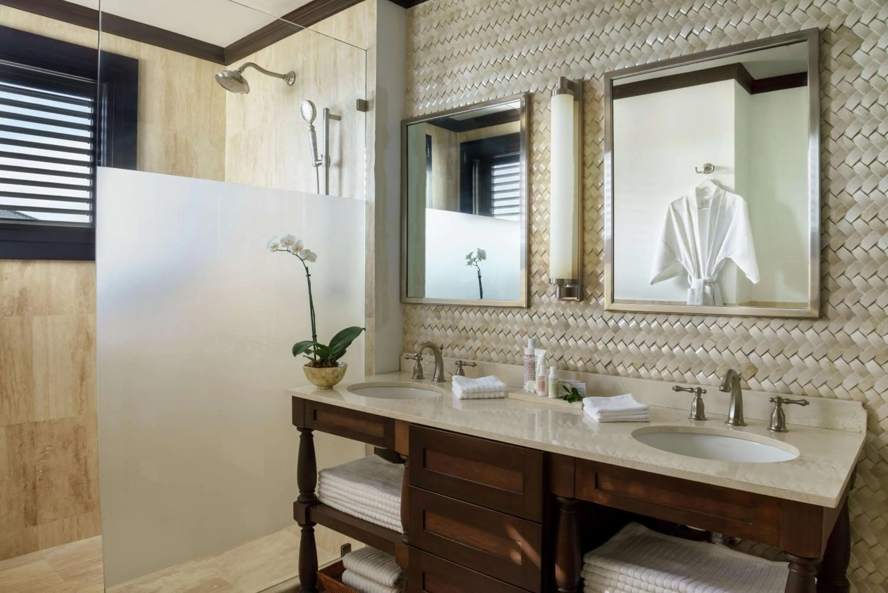 Bathroom in Zemi Beach House, LXR Hotels & Resorts