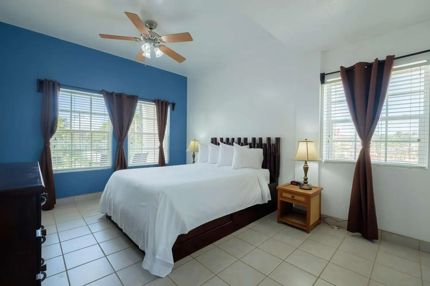 Bed in Best Western Grand Baymen Gardens