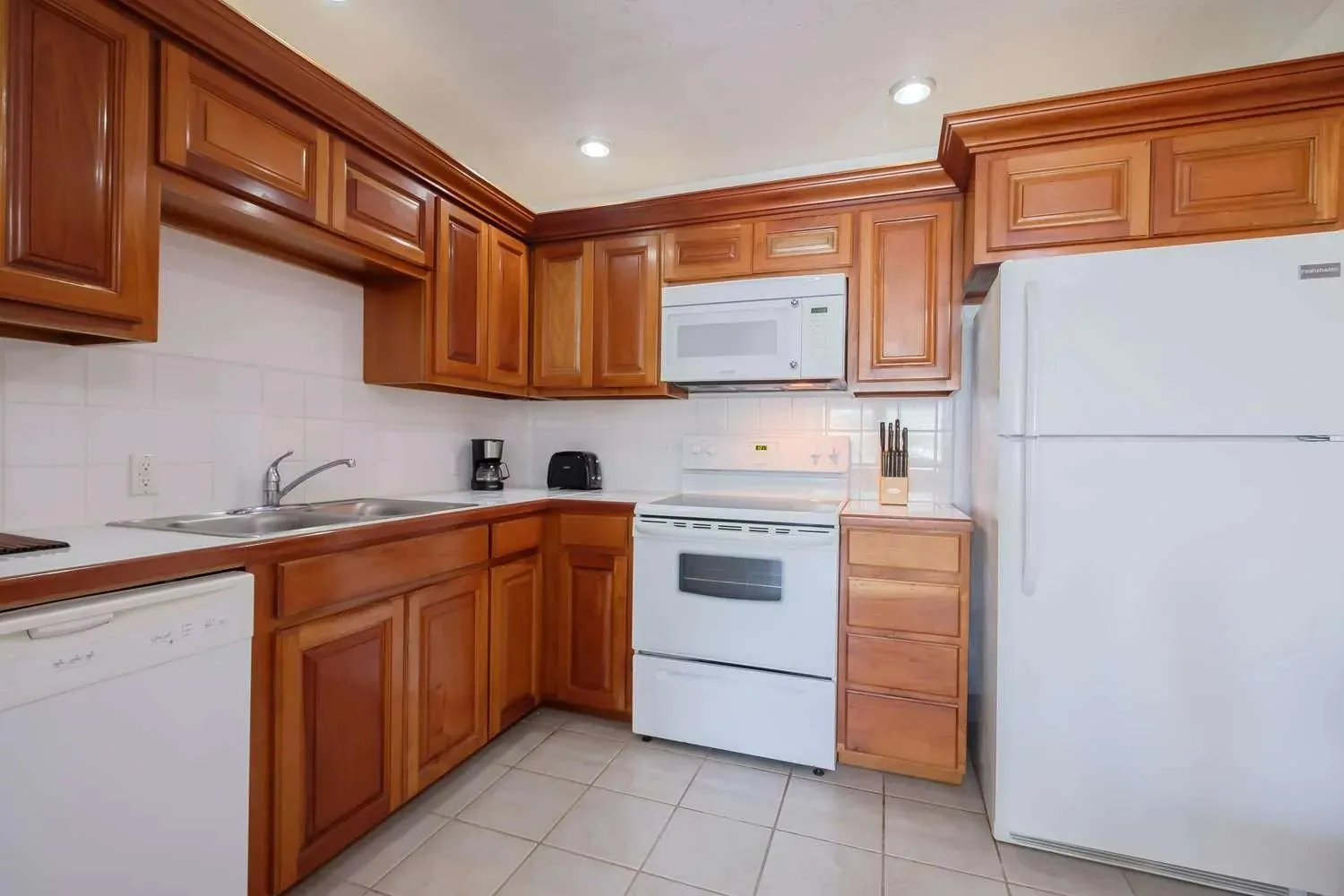 kitchen in Best Western Grand Baymen Gardens