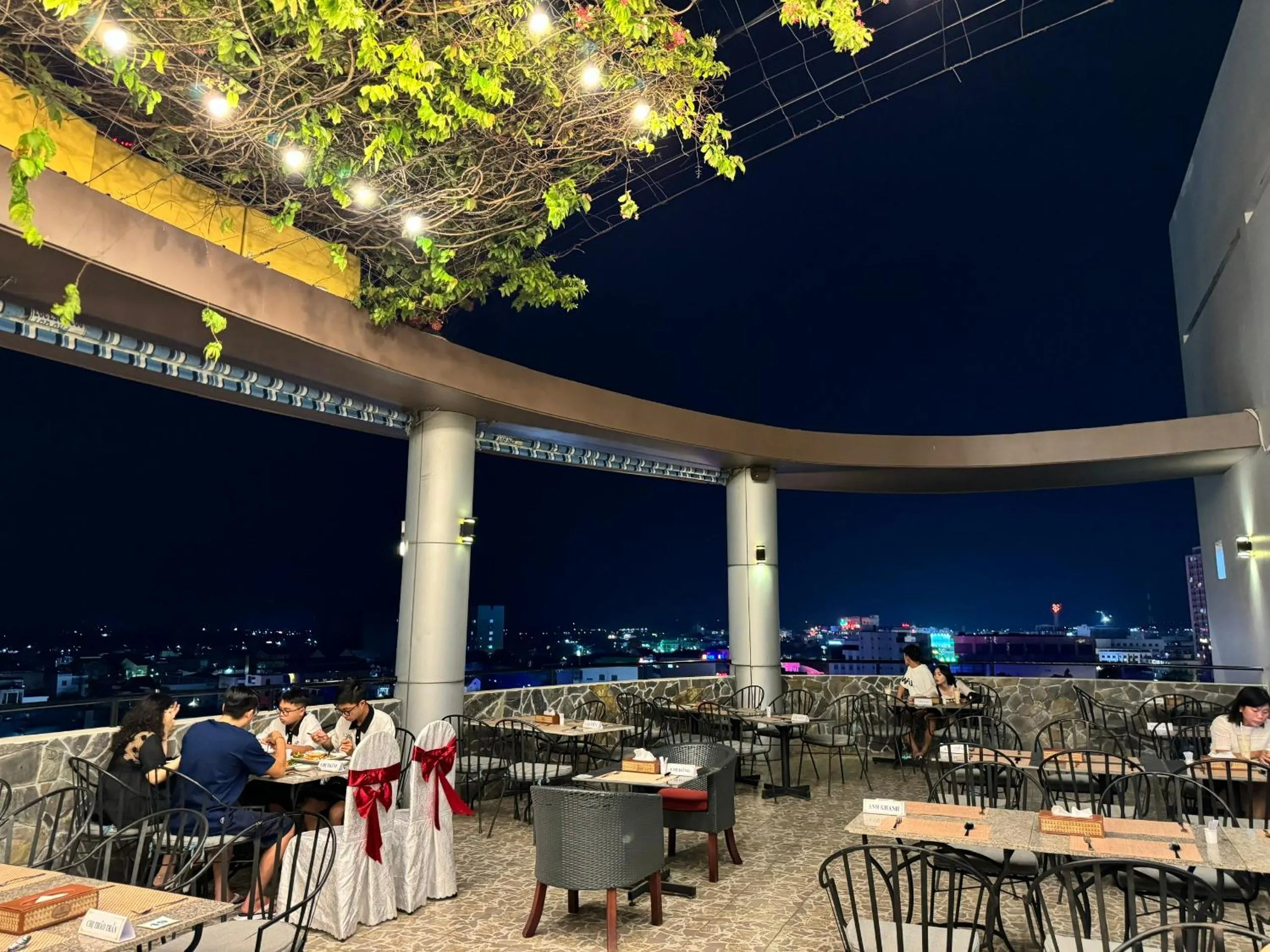 Restaurant/places to eat in Hoa Binh 1 Hotel