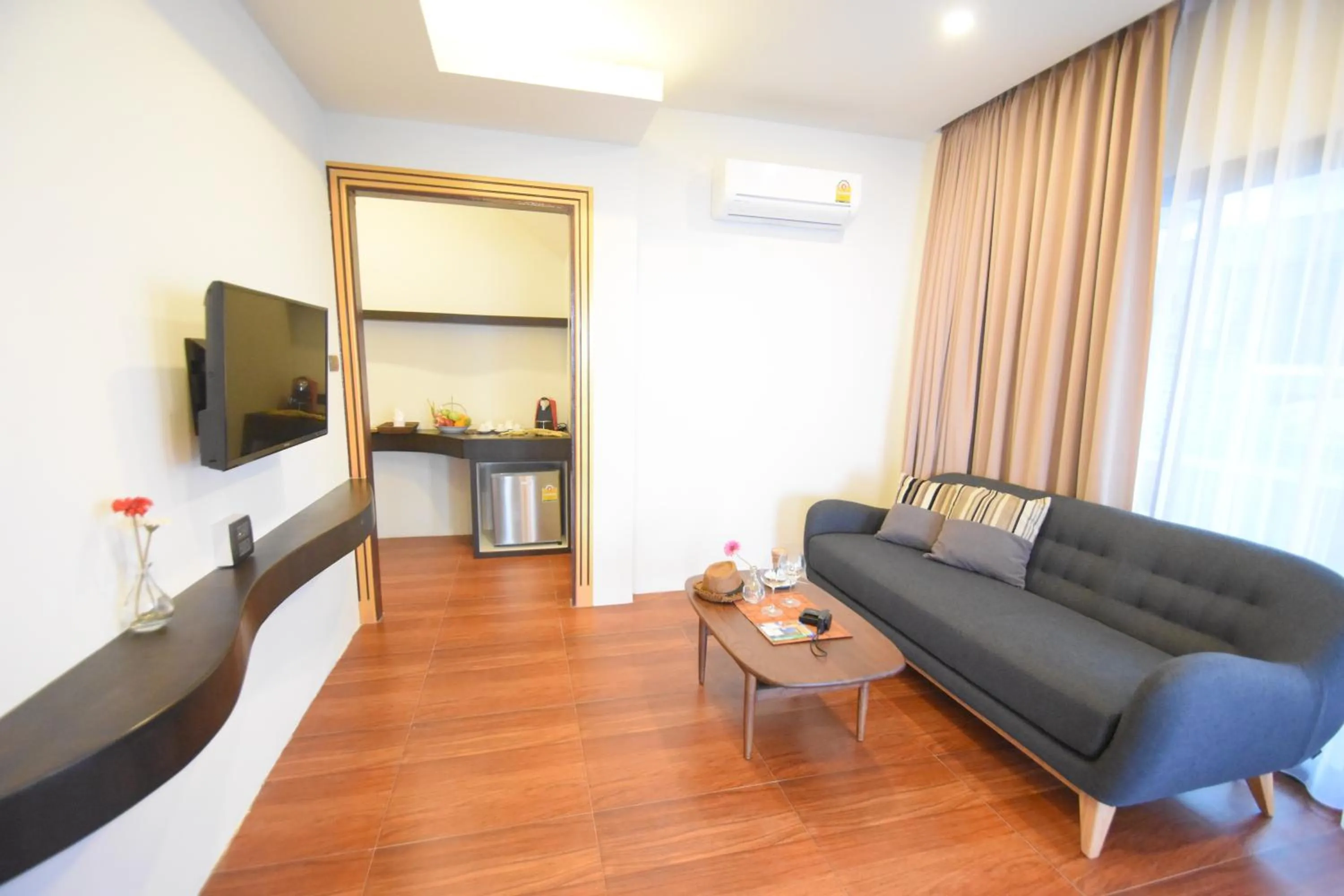 TV and multimedia in Simple Life Cliff View Resort