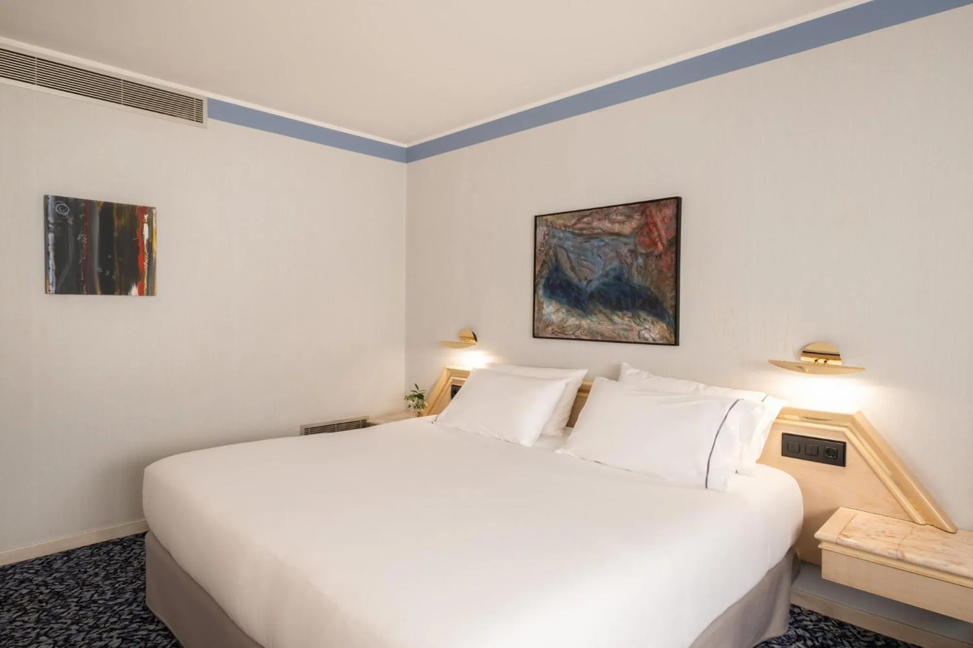 Photo of the whole room, Bed in Exe Boston