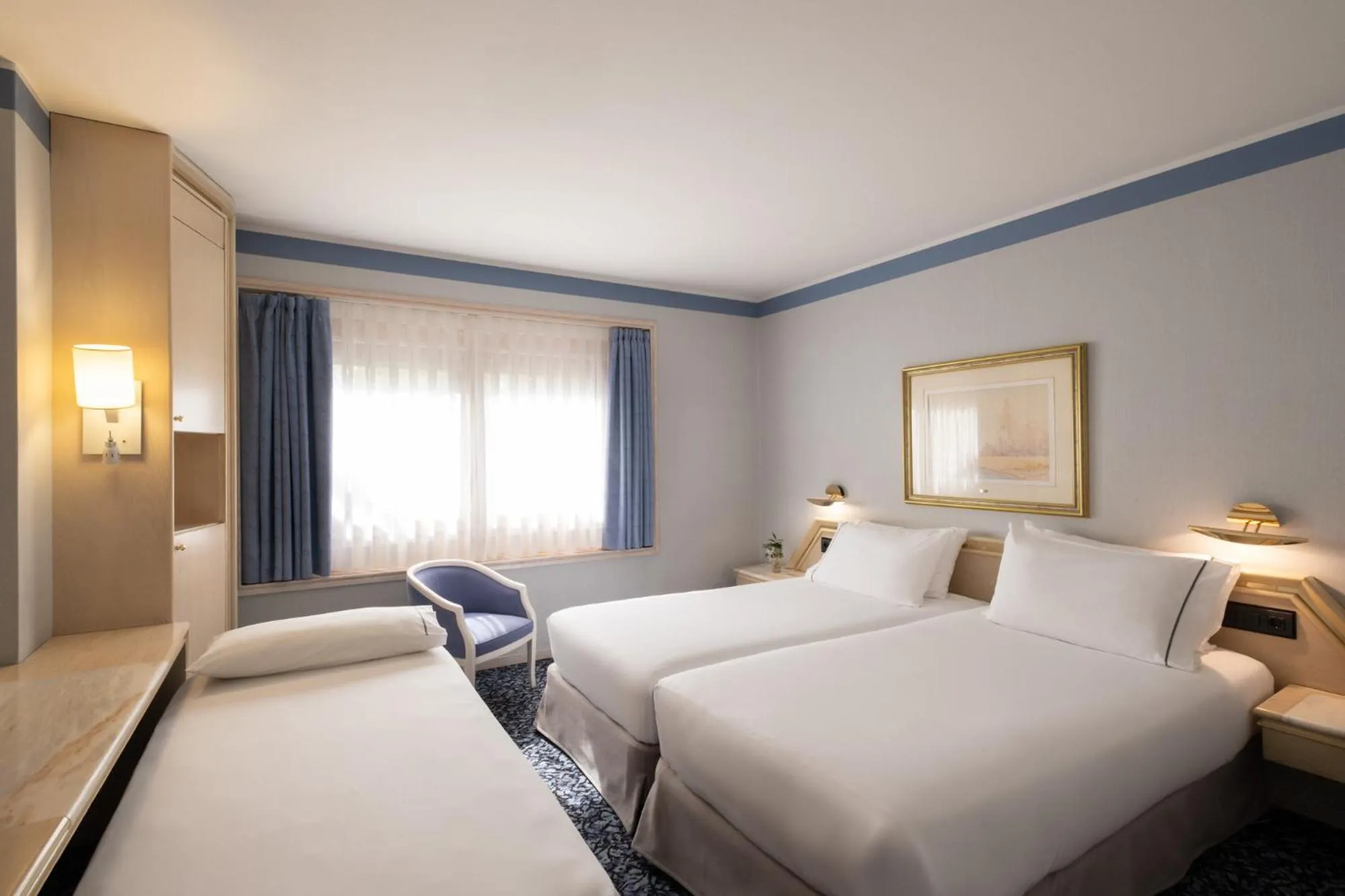 Photo of the whole room, Bed in Exe Boston