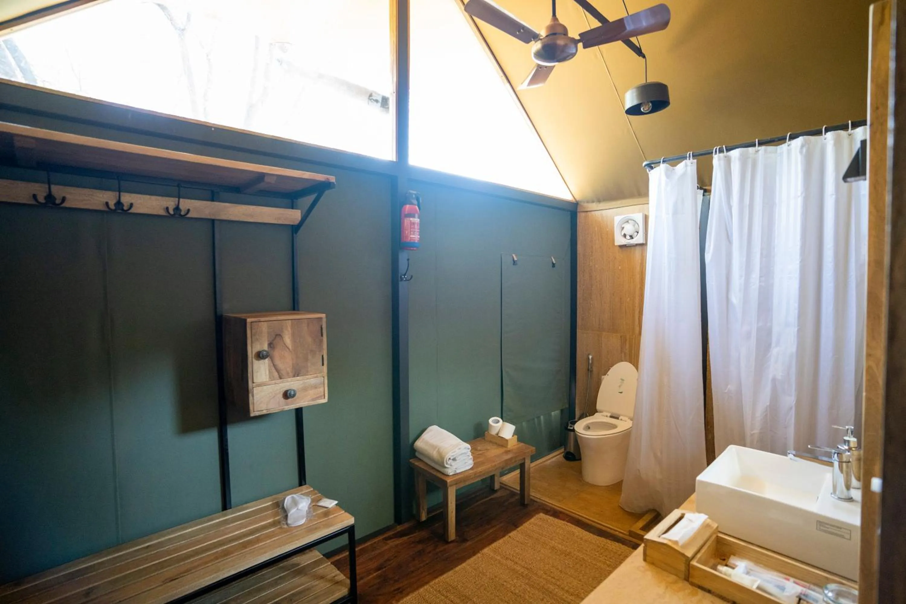 Bathroom in Trees N Tigers Luxury Wildlife Lodge