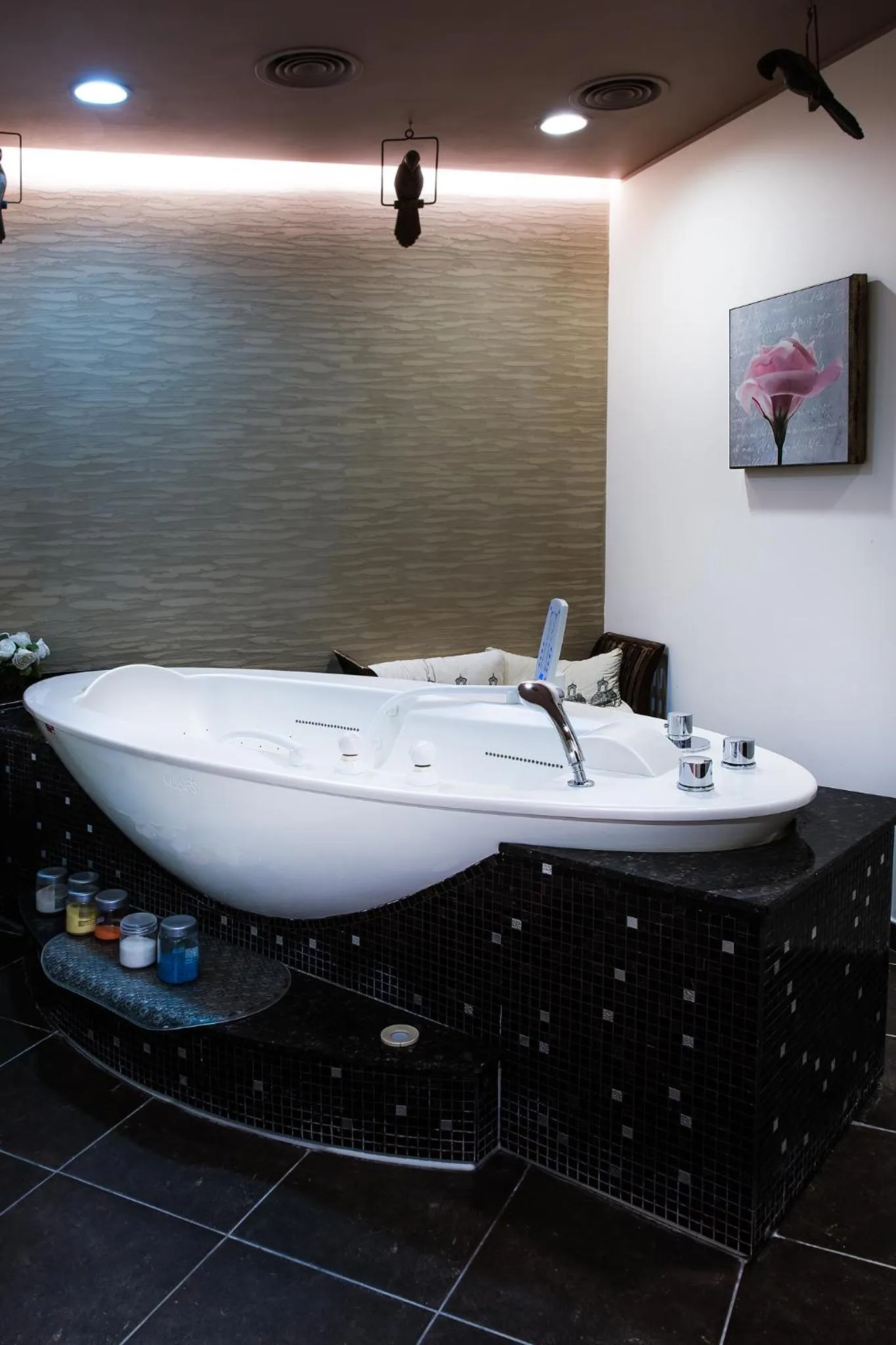 Massage in Willa Alexander Resort & SPA - caloroczny kryty BASEN