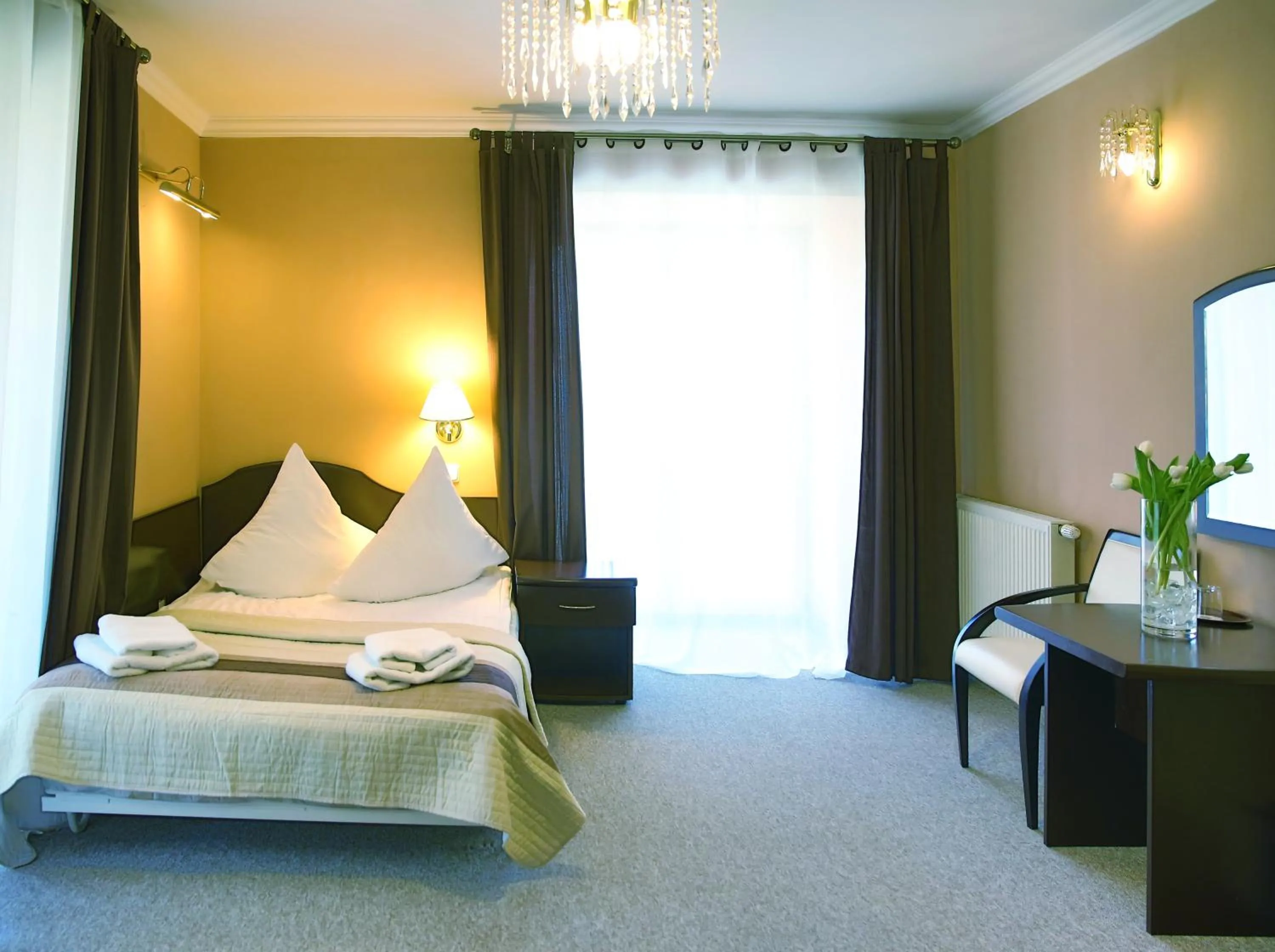 Bed in Willa Alexander Resort & SPA - caloroczny kryty BASEN