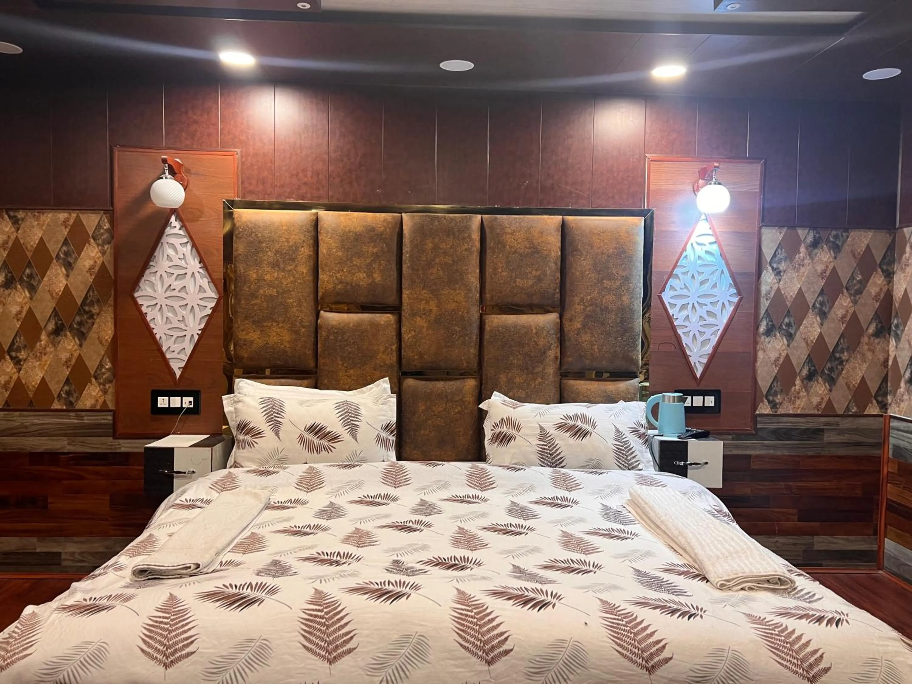 VIP, Bed in Pine View Resort