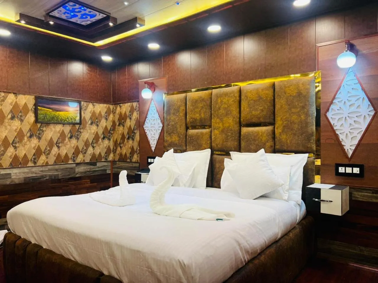 Bedroom, Bed in Pine View Resort