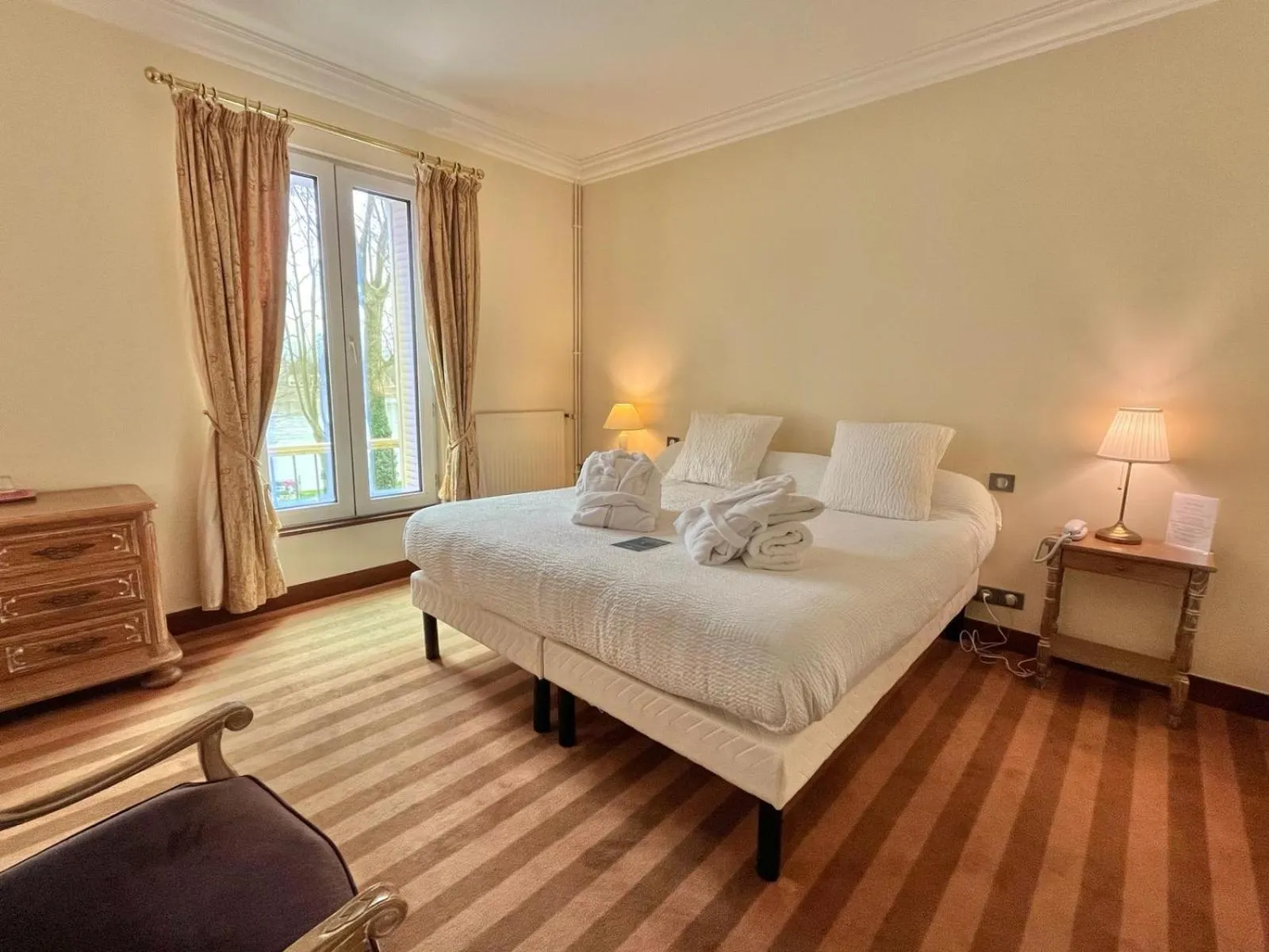 Bed in Logis Hôtel Le Rivage