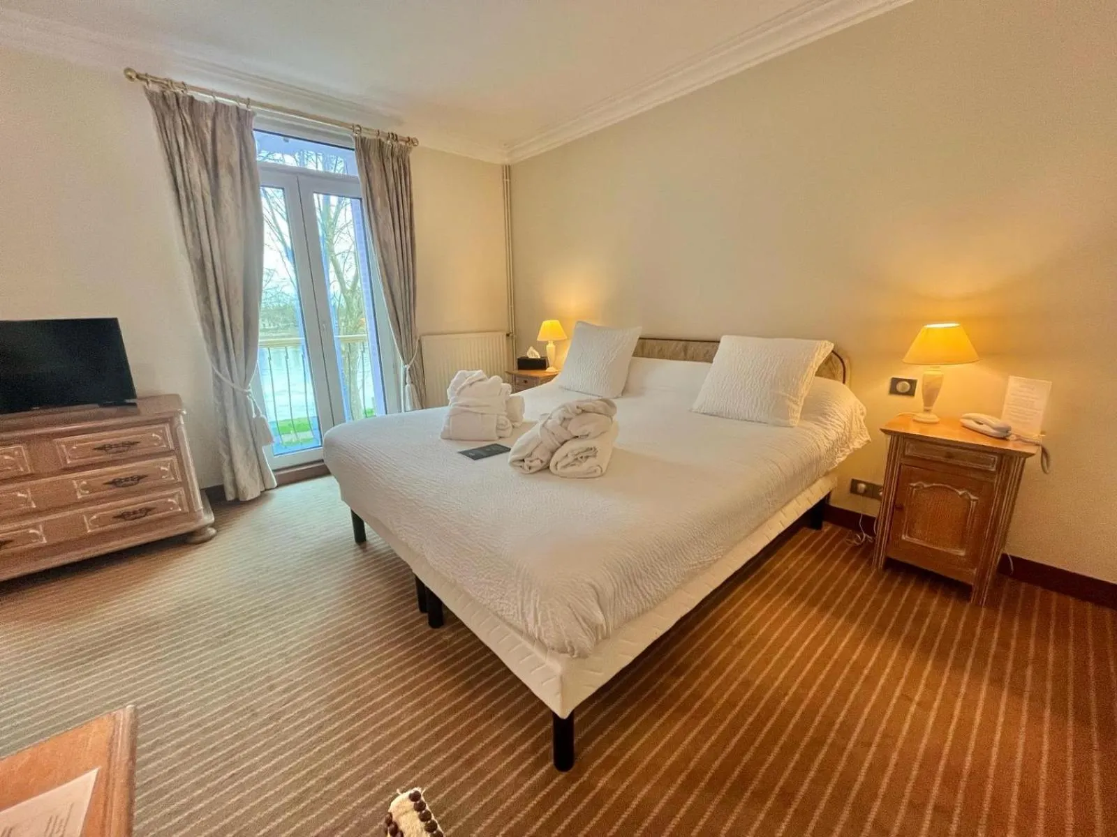 Photo of the whole room, Bed in Logis Hôtel Le Rivage