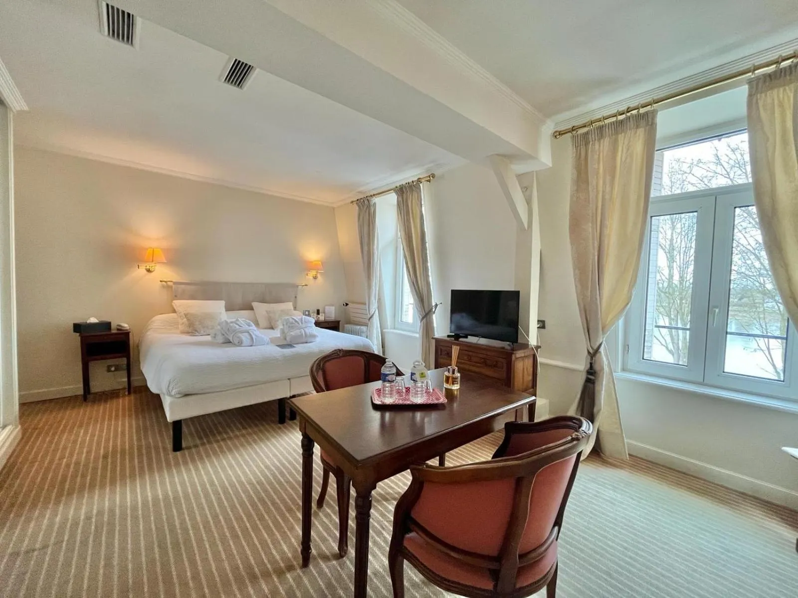 Bedroom, Bed in Logis Hôtel Le Rivage