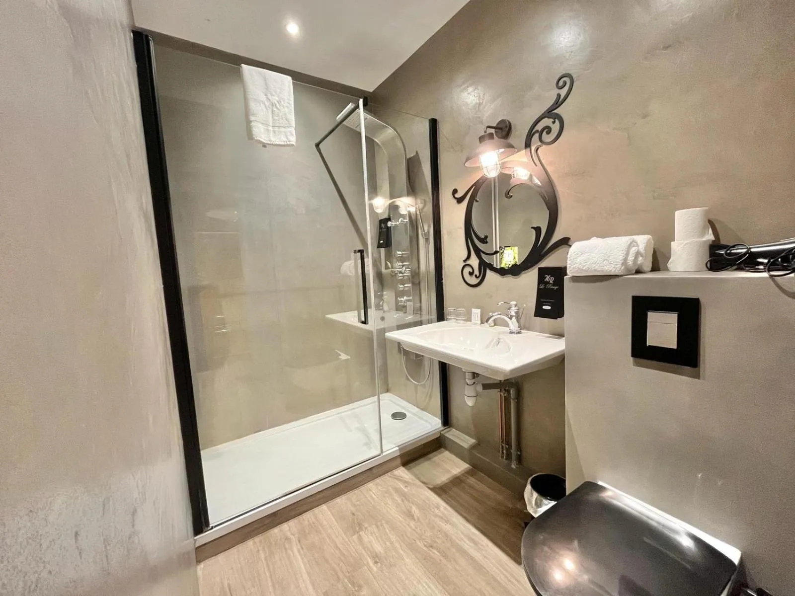 Shower in Logis Hôtel Le Rivage