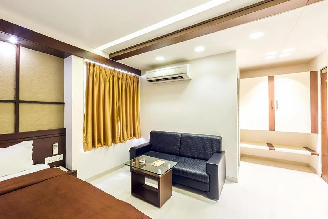 Seating area, Bed in Hotel Marigold