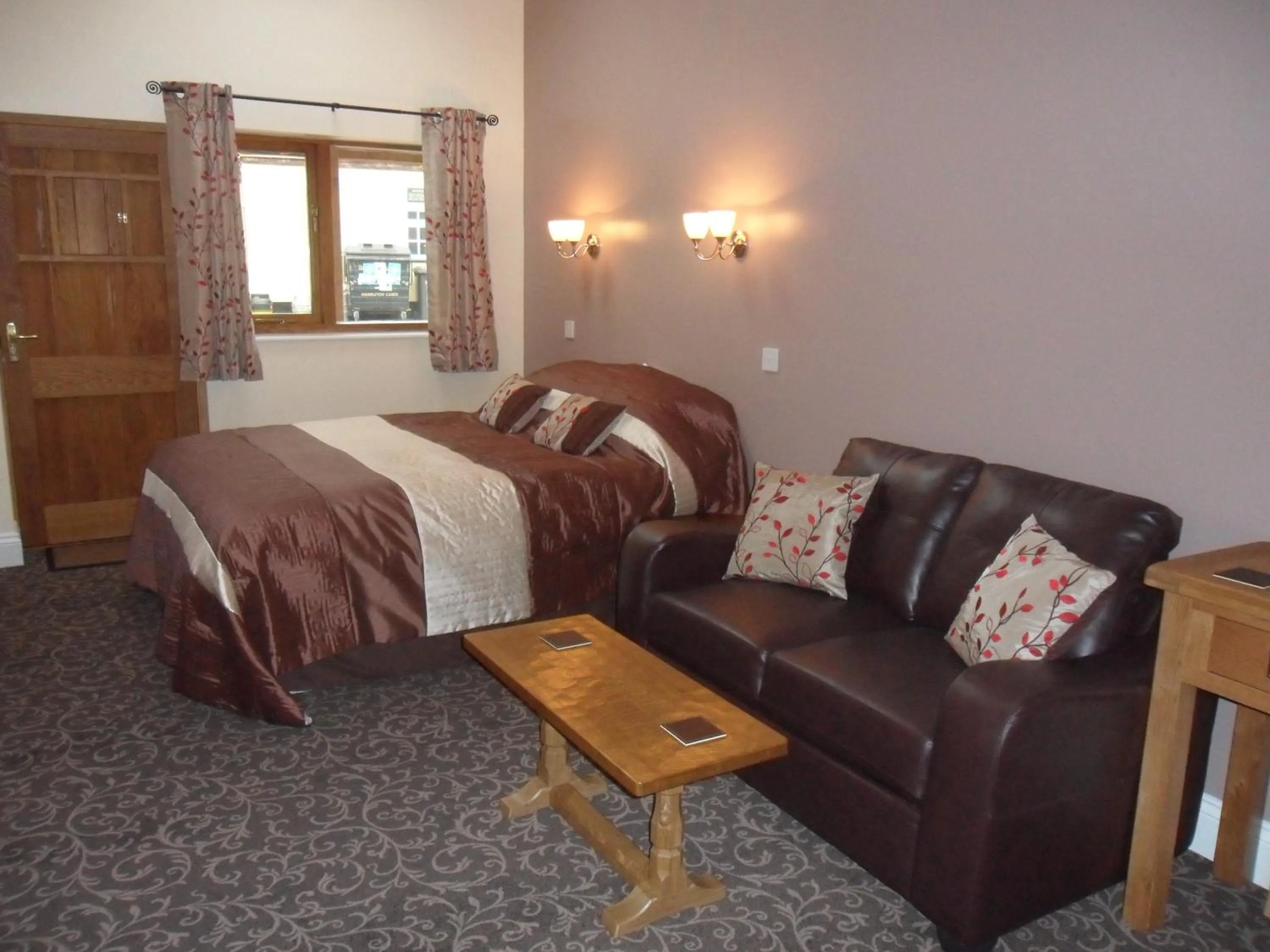 Seating area, Bed in Old Oak Tree