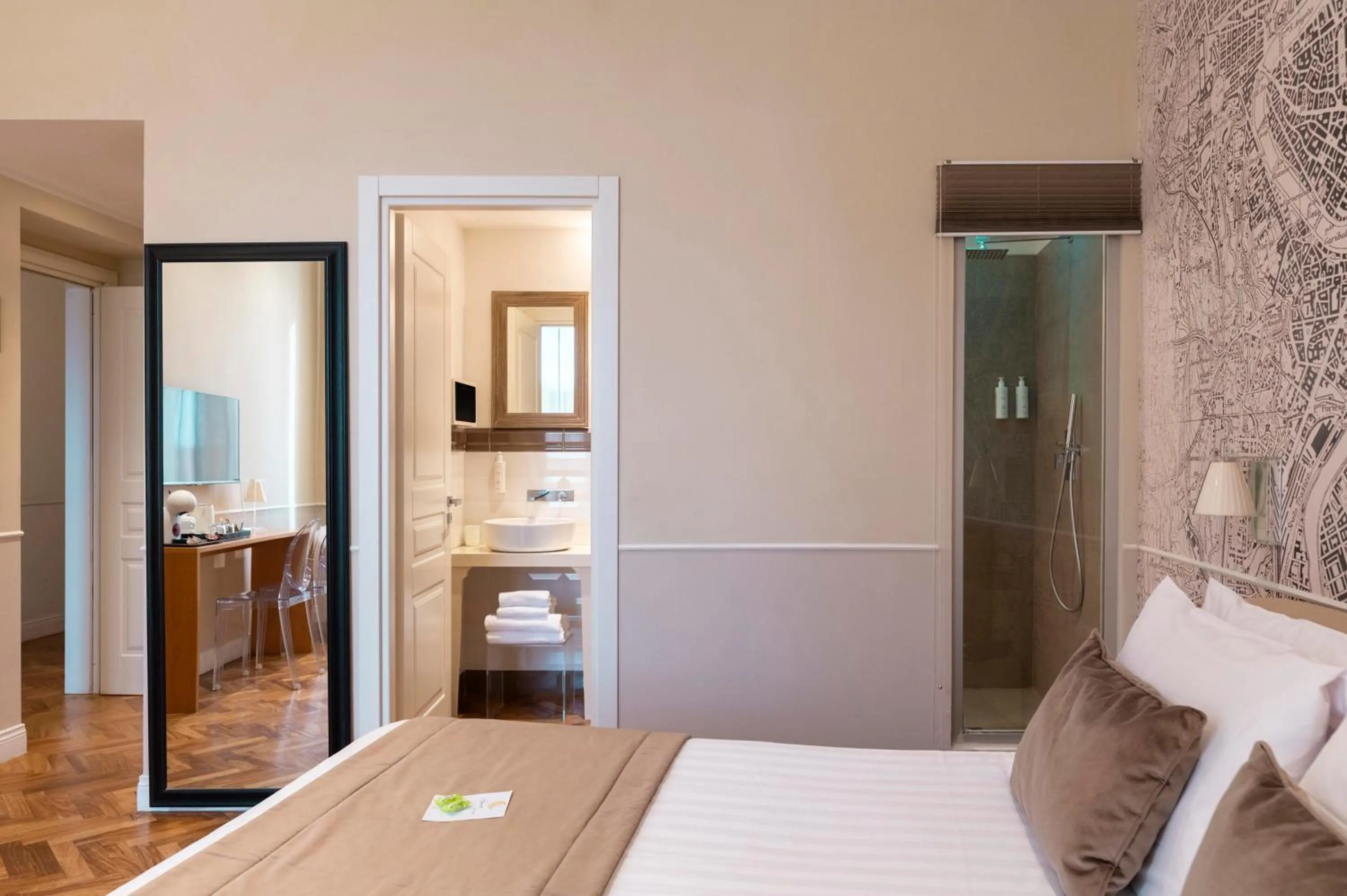 Shower, Bed in Vanity Navona