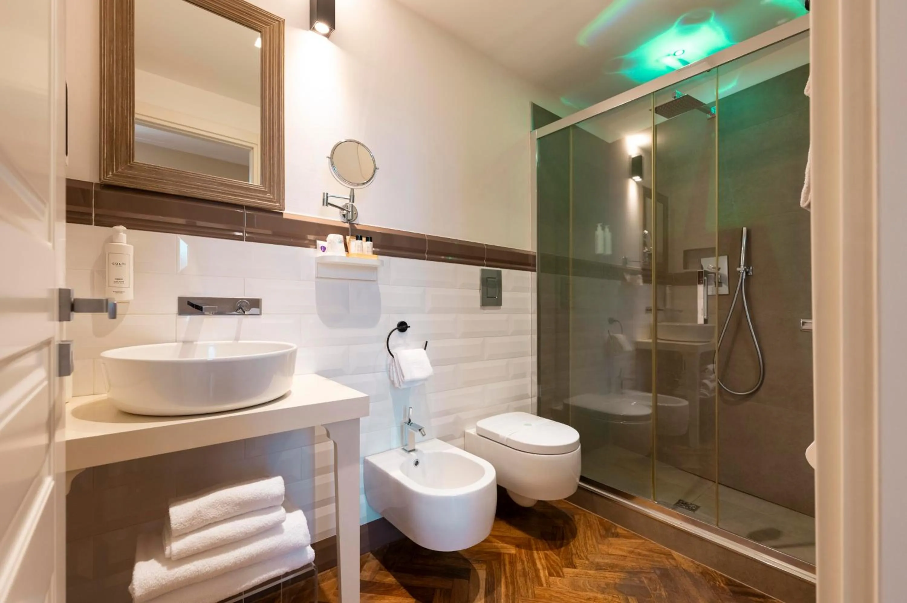 Shower in Vanity Navona