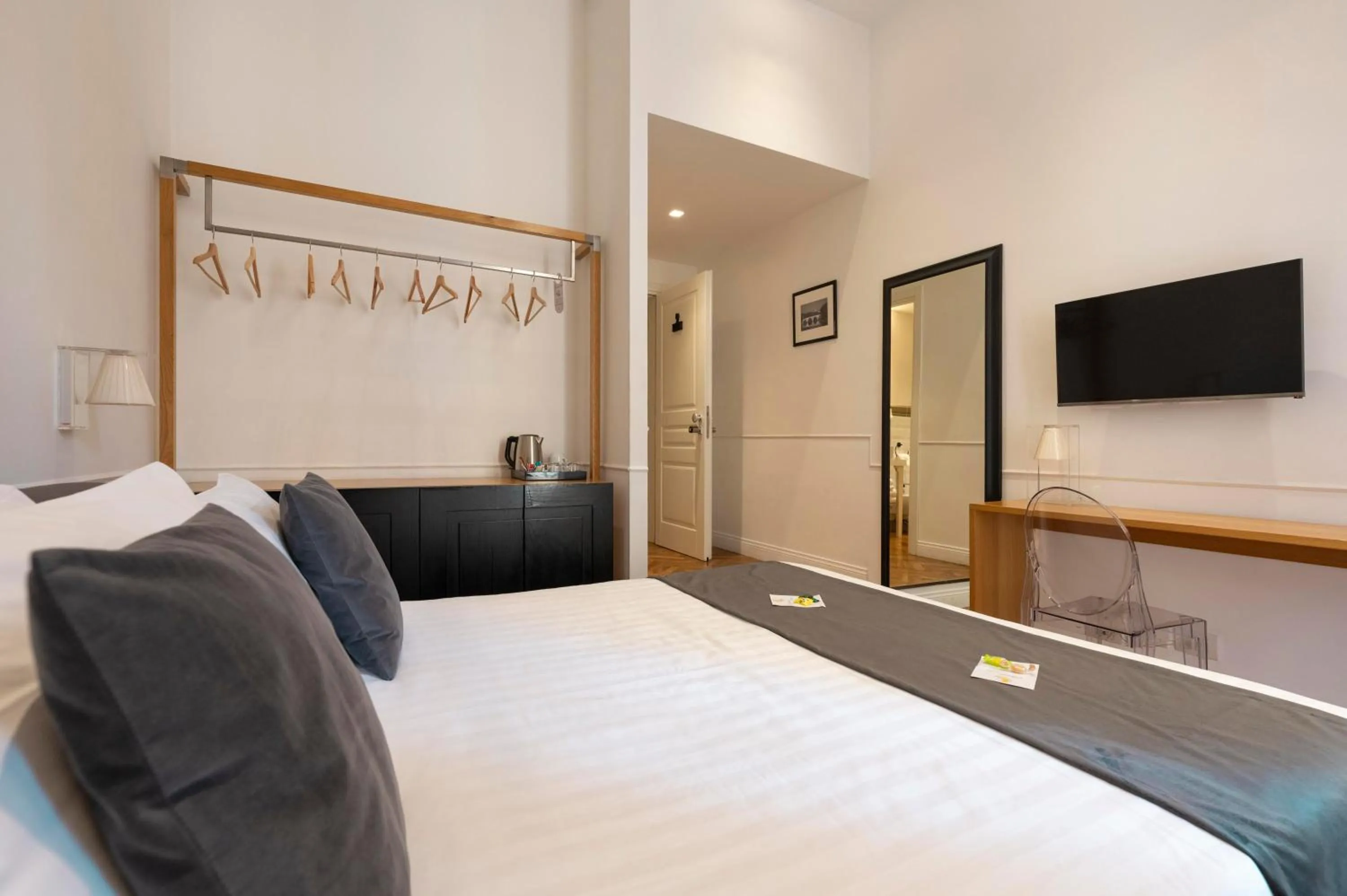 Bedroom, Bed in Vanity Navona