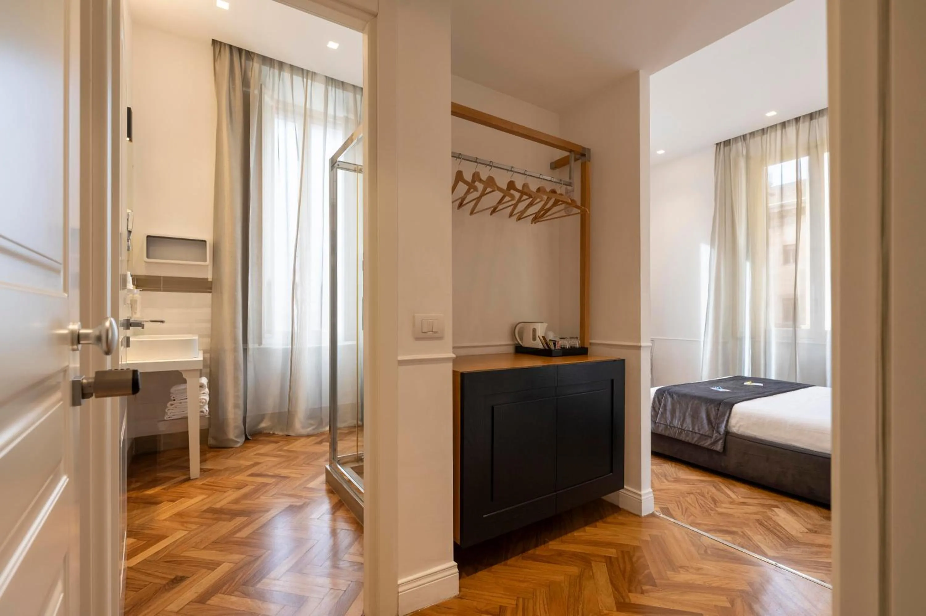 Photo of the whole room, Bed in Vanity Navona