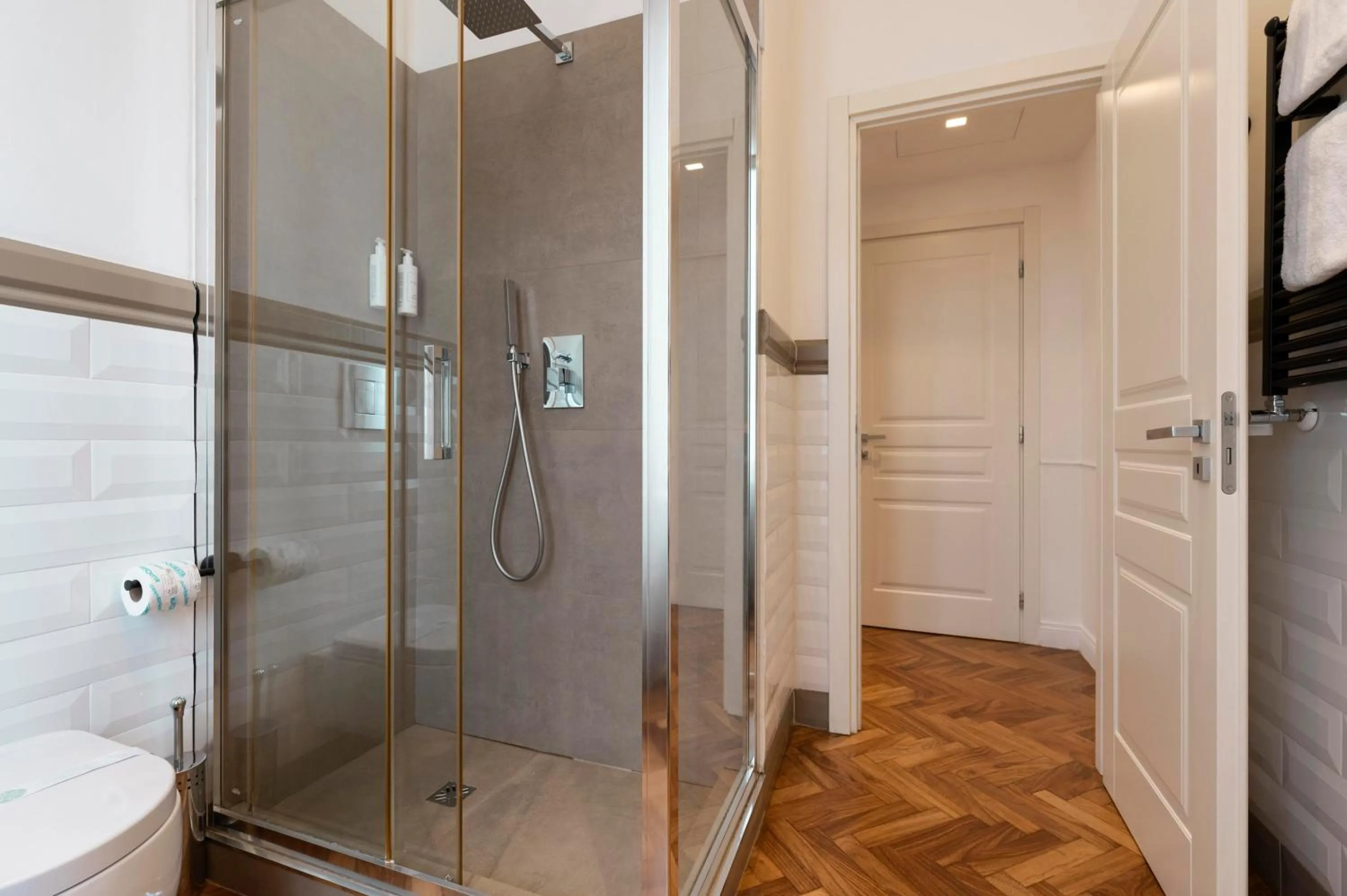 Shower in Vanity Navona