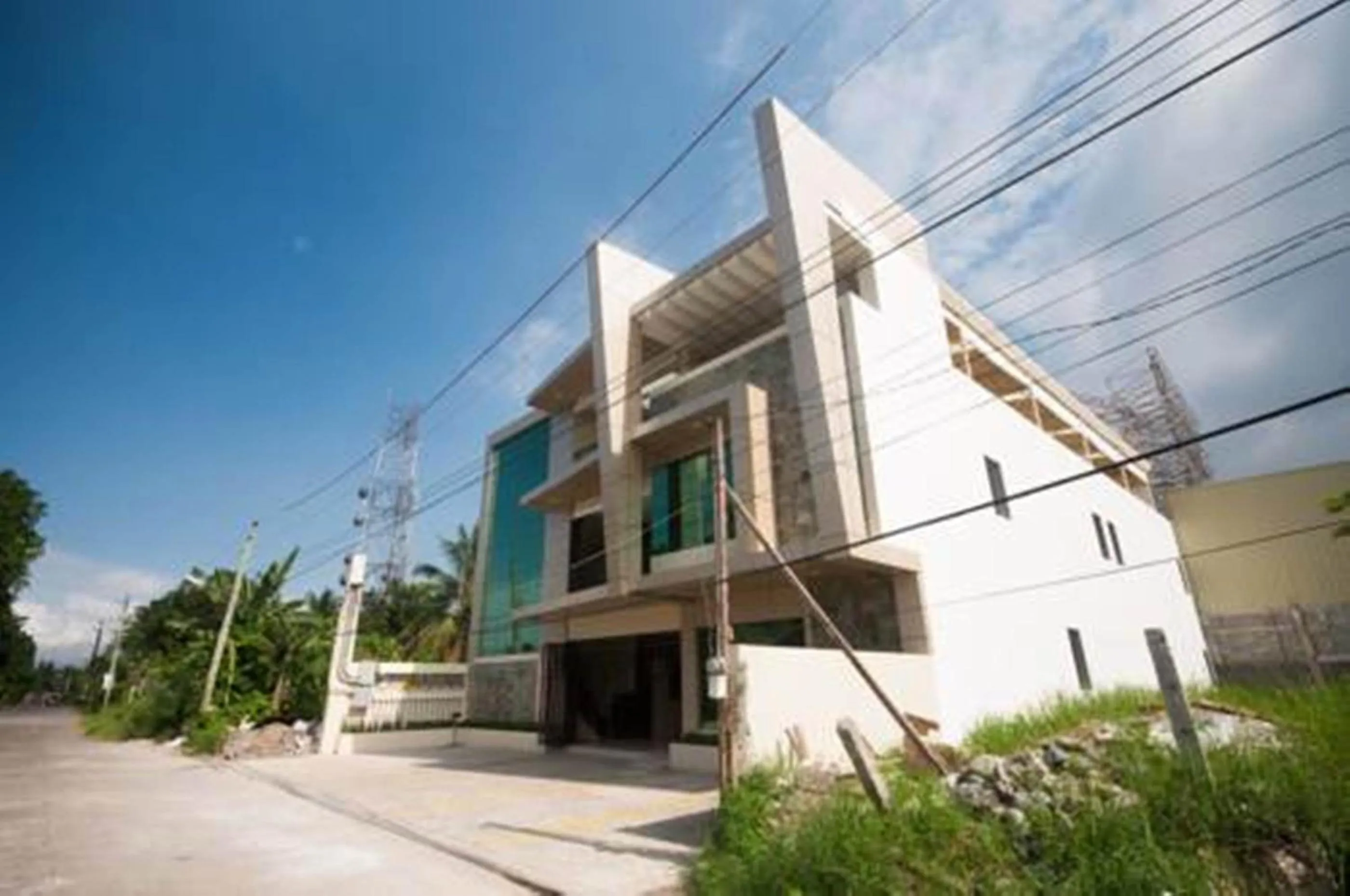 Facade/entrance in NF Suites