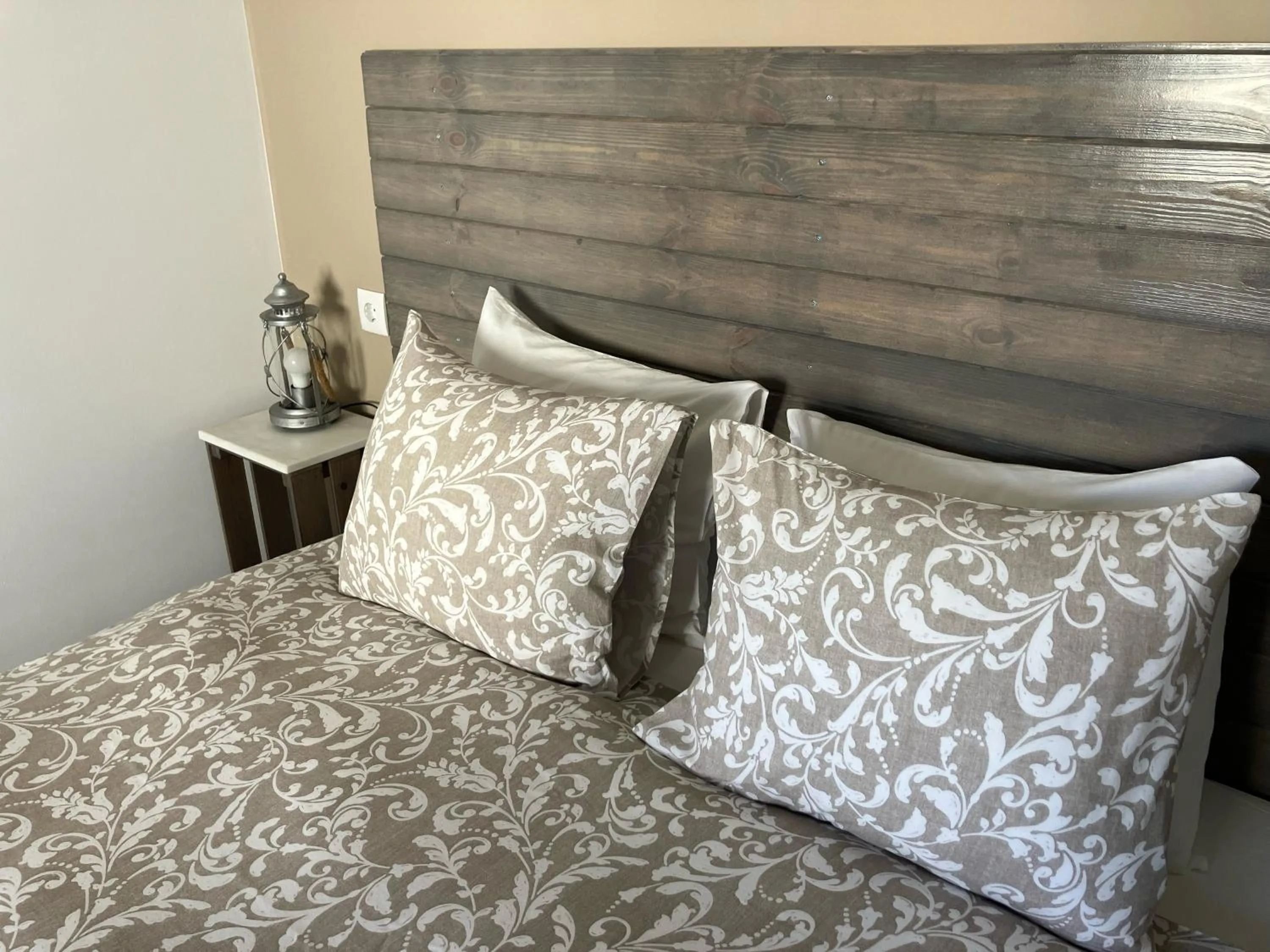 Bed in The Globetrotter's Inn