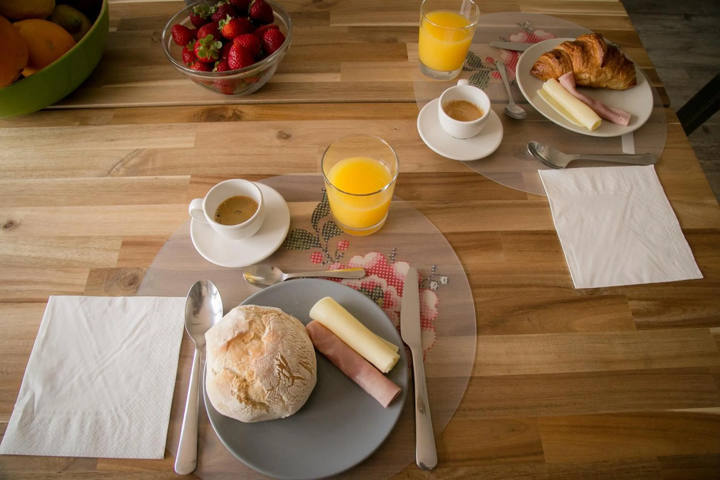 Buffet breakfast in The Globetrotter's Inn