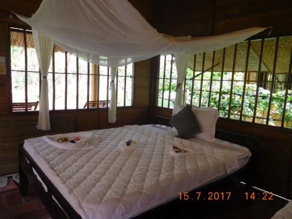 Bed in Mekong Ecolodge Bungalow