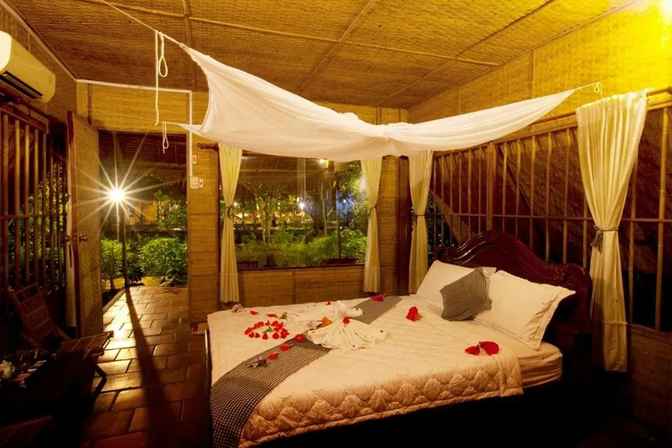 Bed in Mekong Ecolodge Bungalow