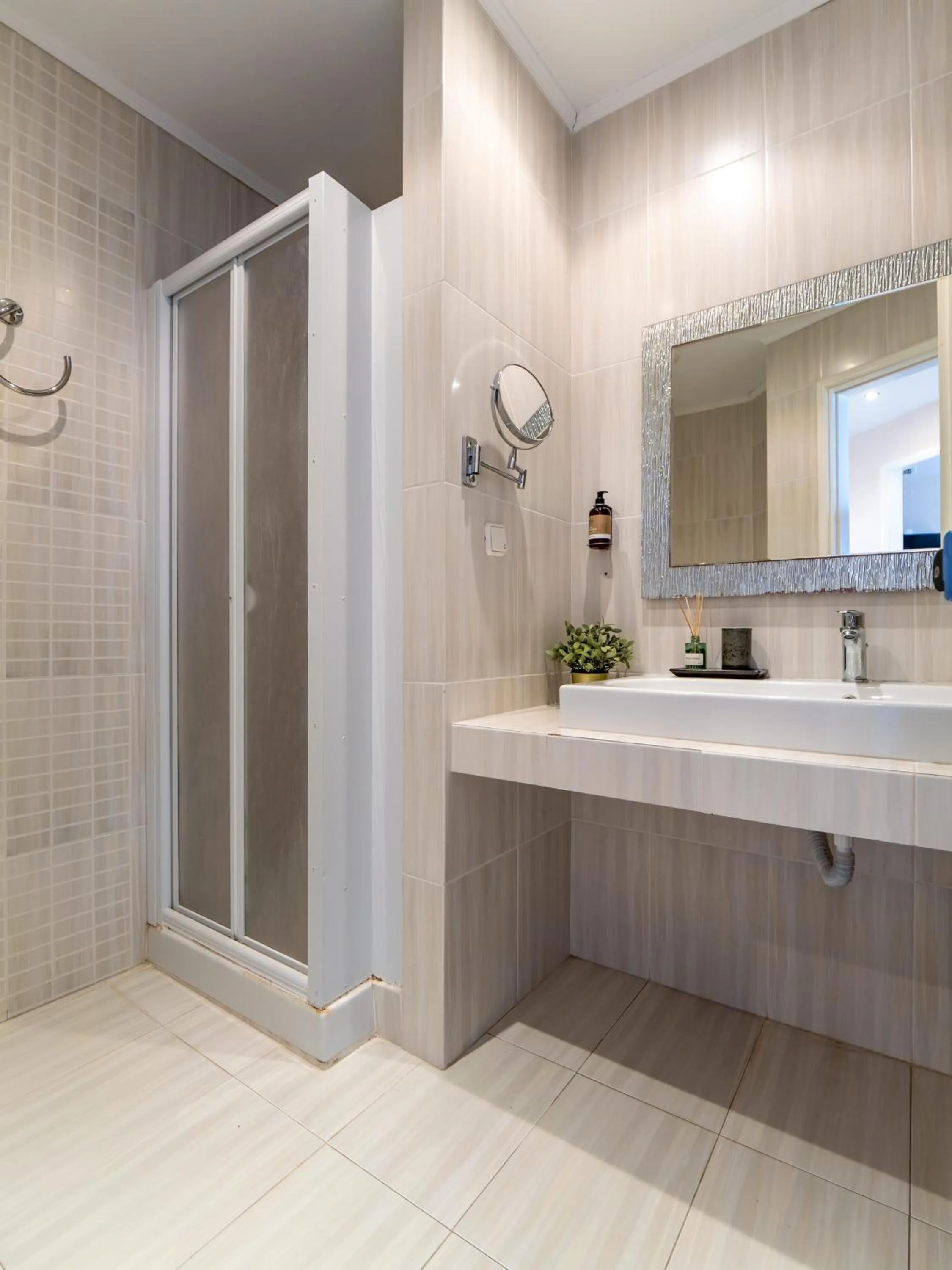 Shower in Sunset Hotel