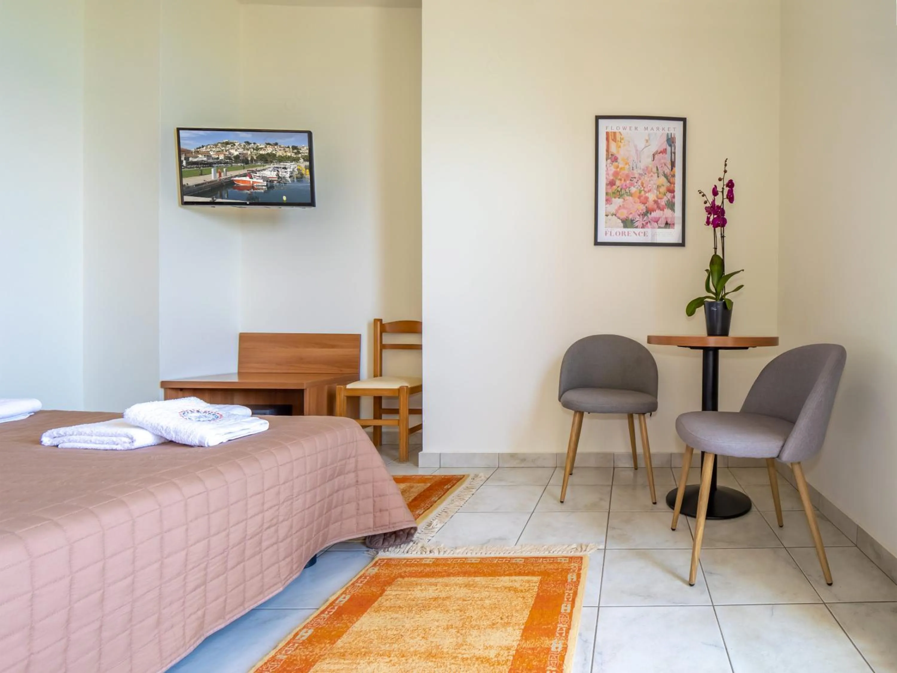 Photo of the whole room in Sunset Hotel