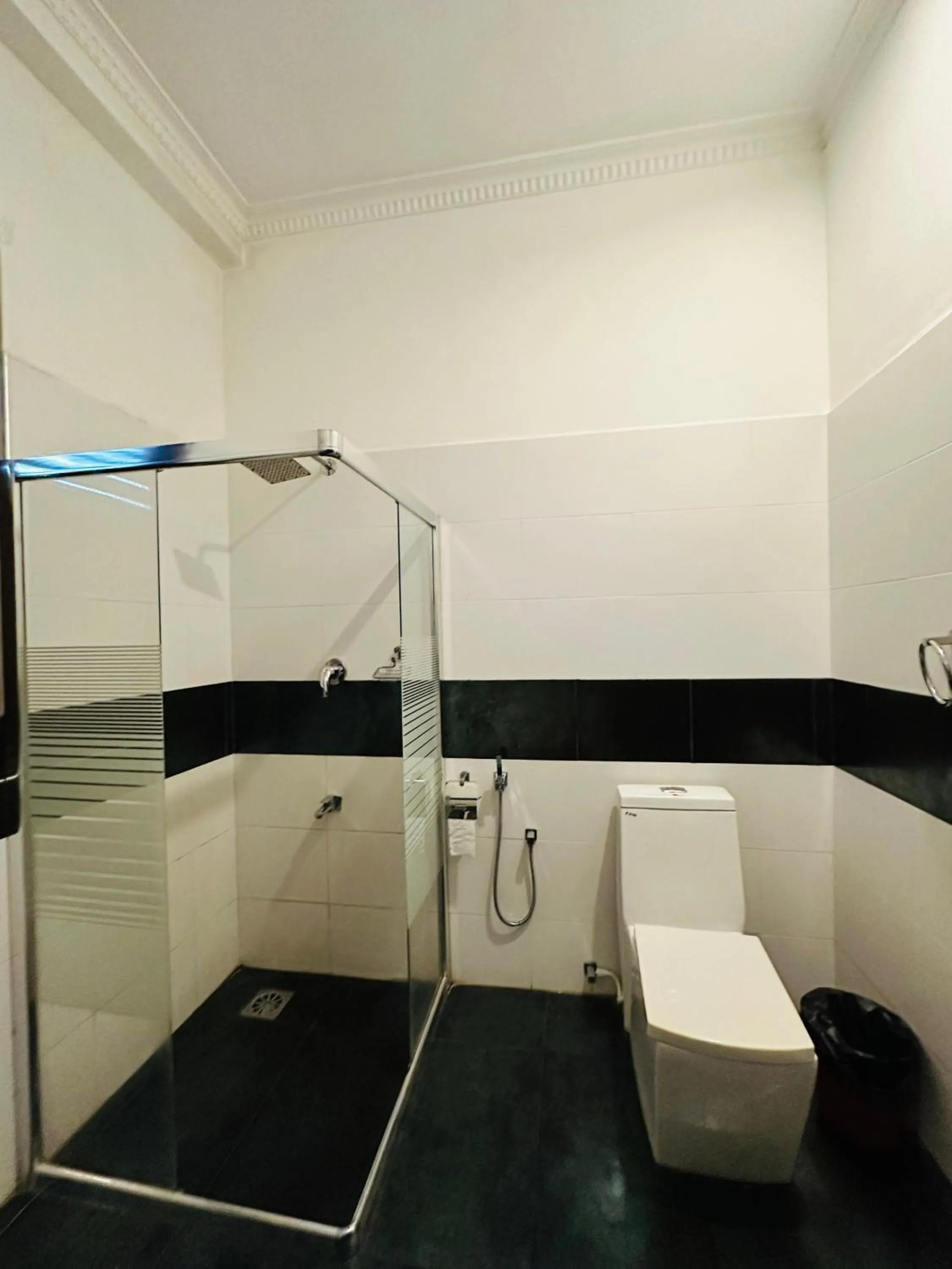 Shower in Sunrise Palace Negombo