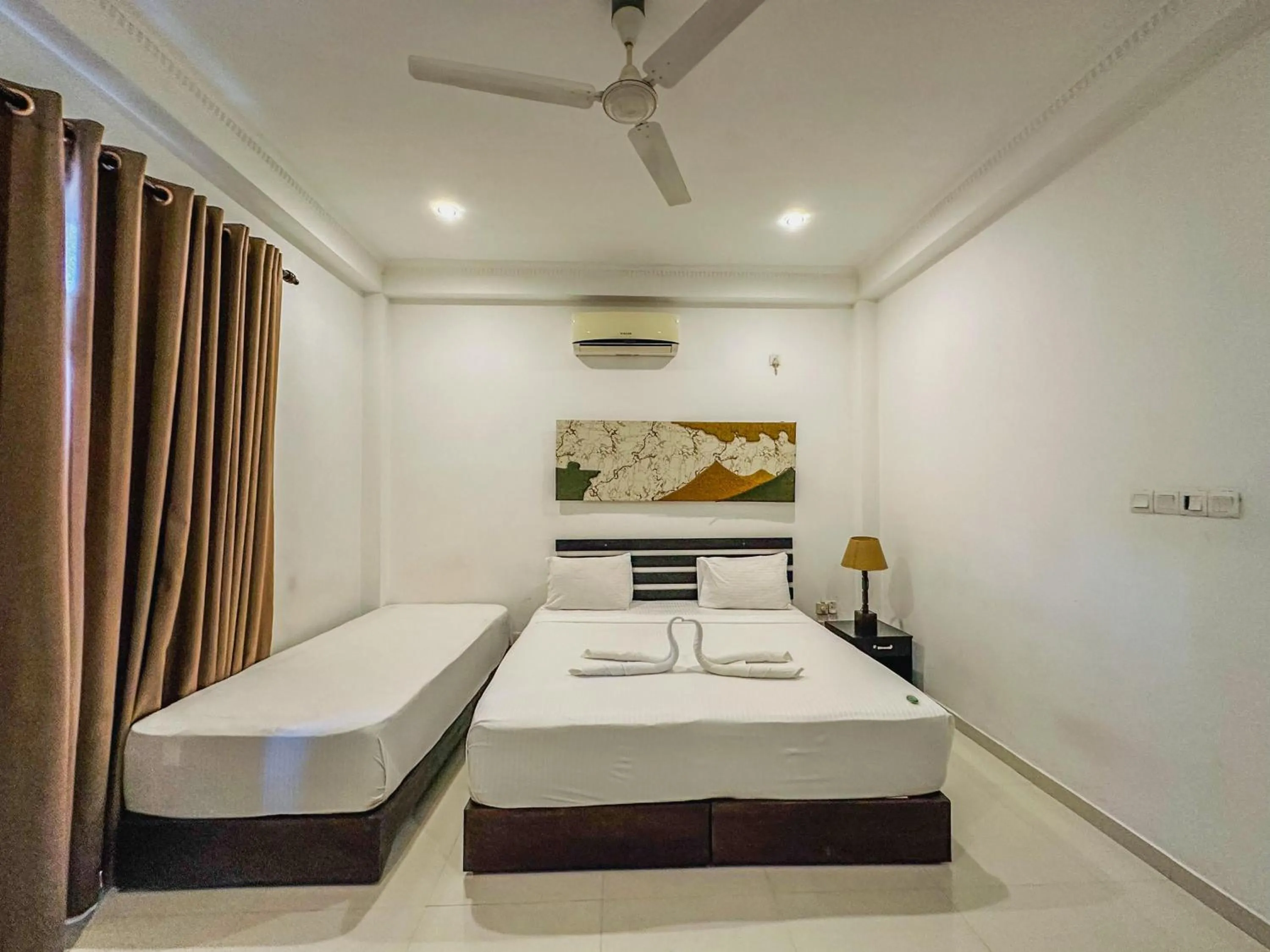 Bed in Sunrise Palace Negombo