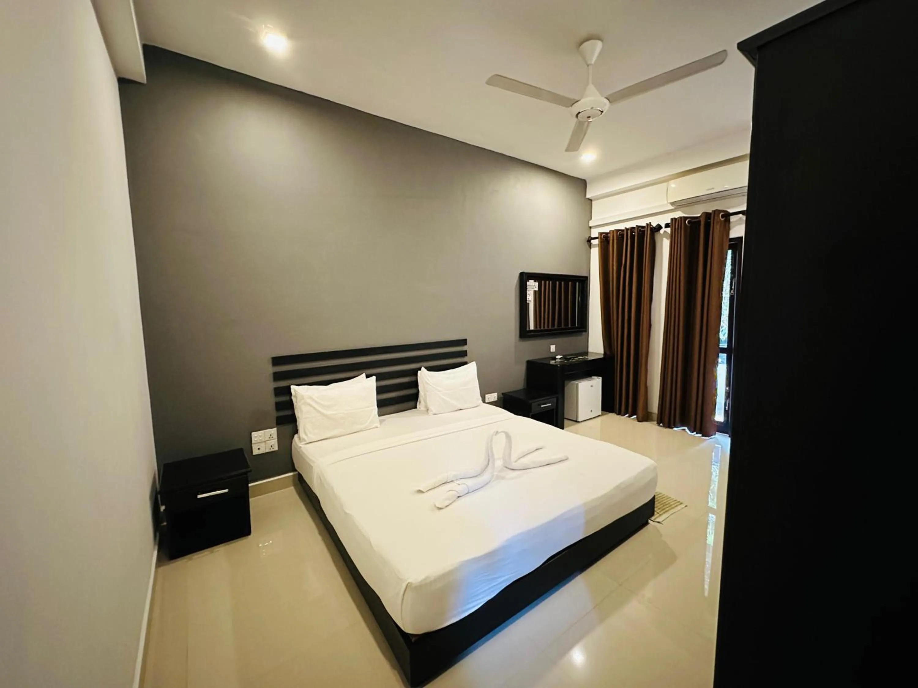 Bed in Sunrise Palace Negombo