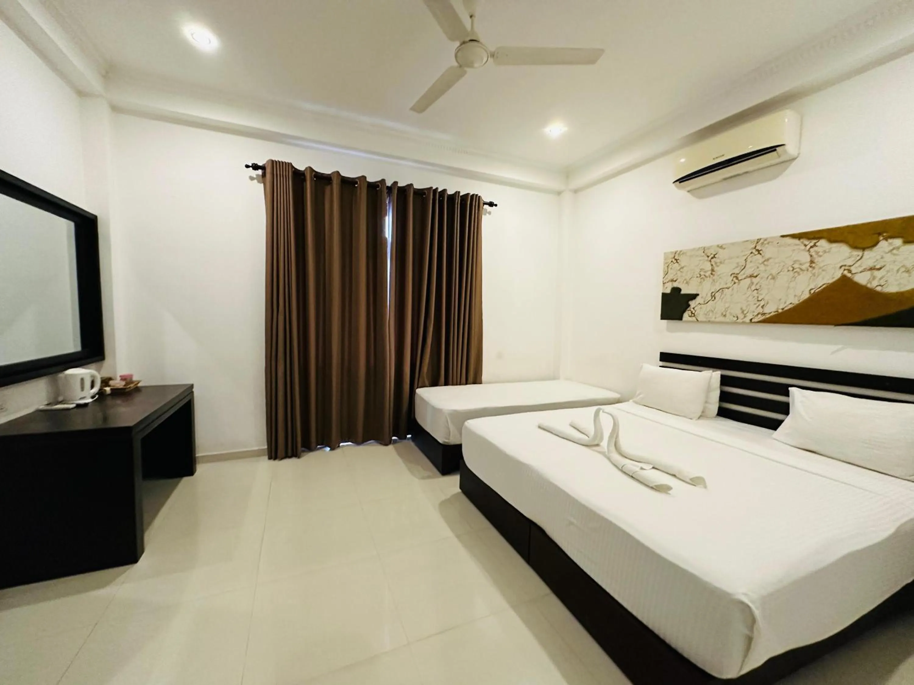 Bed in Sunrise Palace Negombo