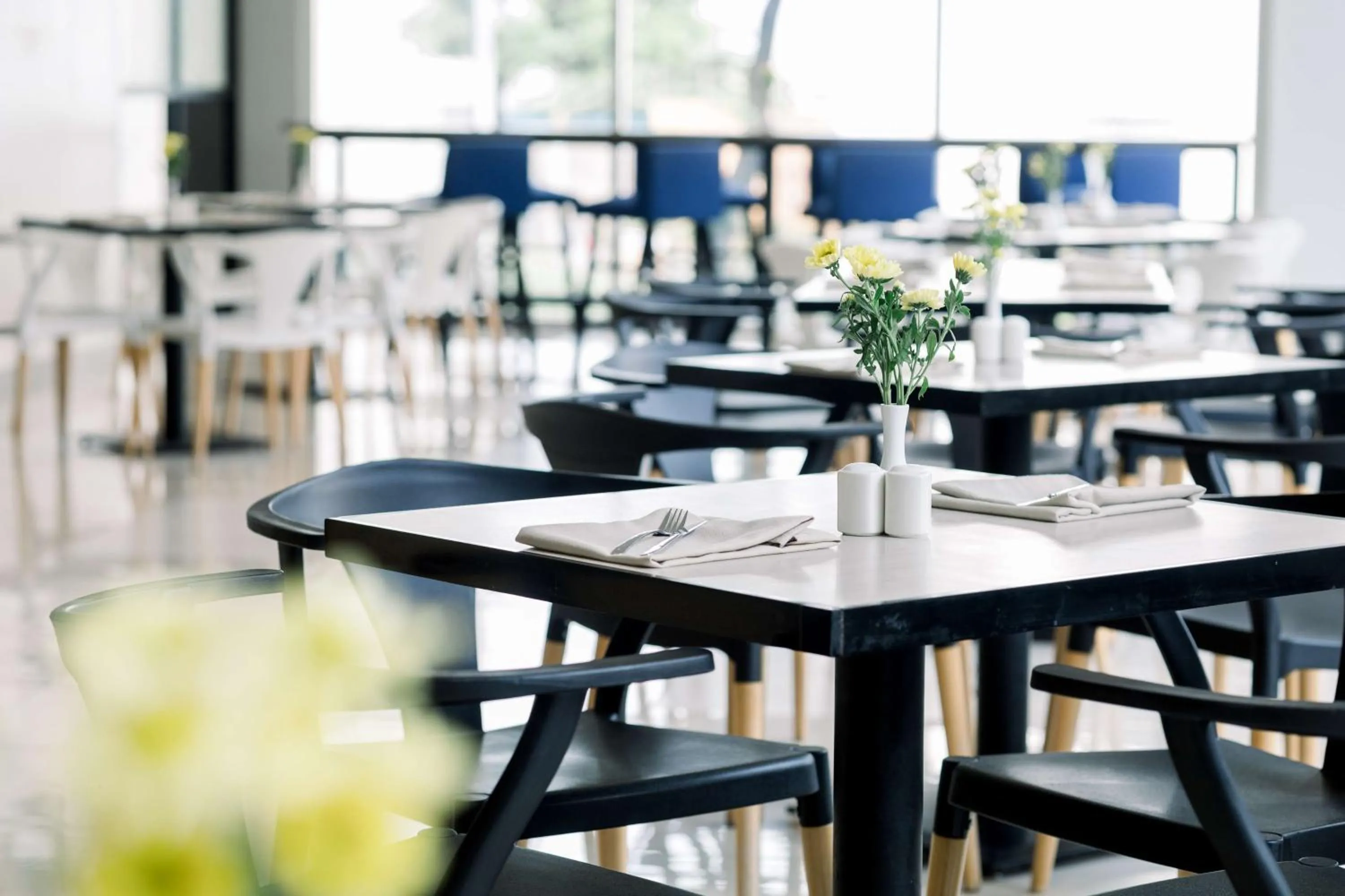 Restaurant/places to eat in Park Inn By Radisson Clark