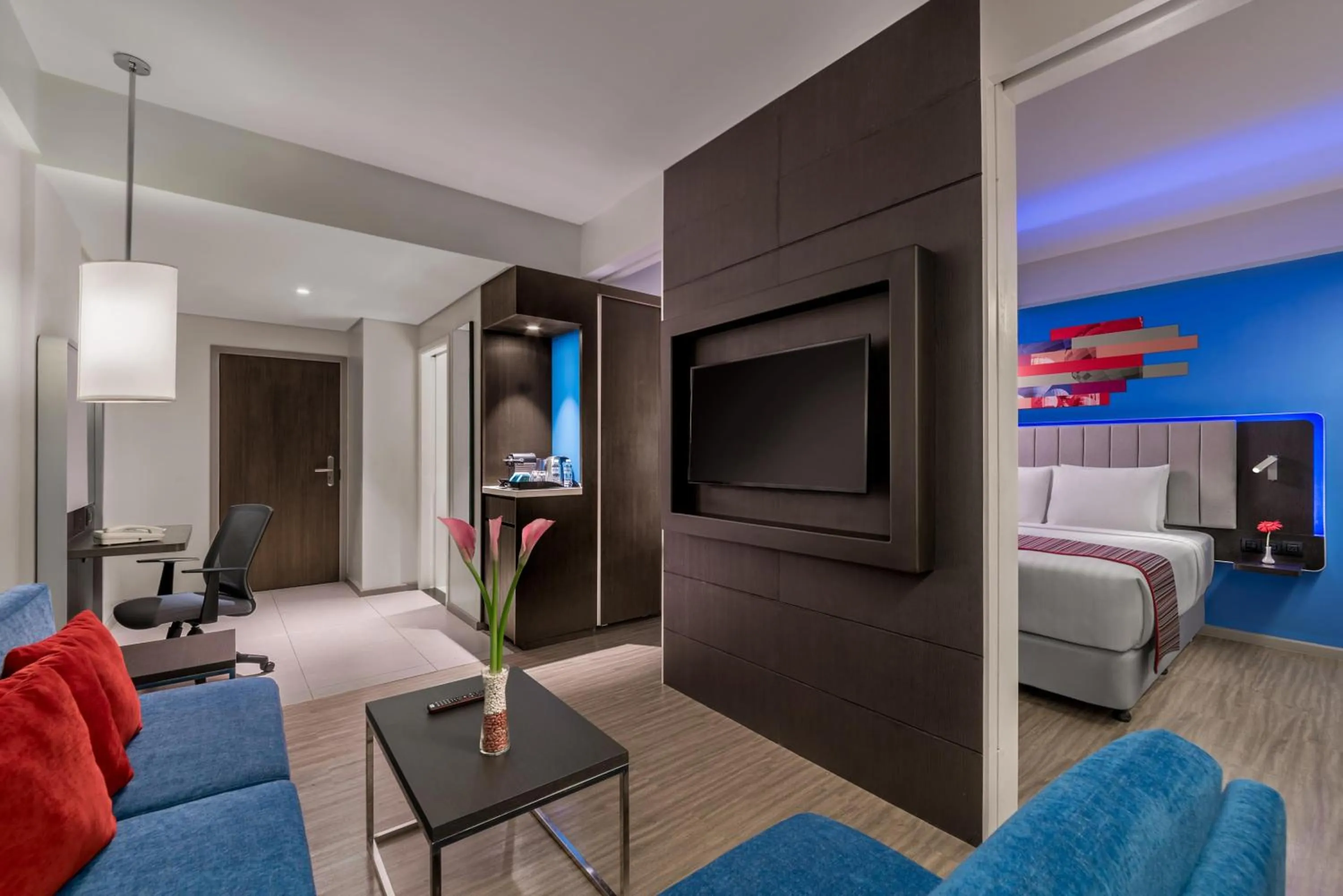 Living room, Bed in Park Inn By Radisson Clark